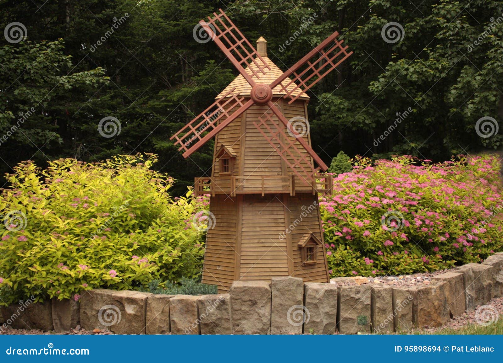 Moulin à vent de jardin photo stock. Image du wooden 95898694
