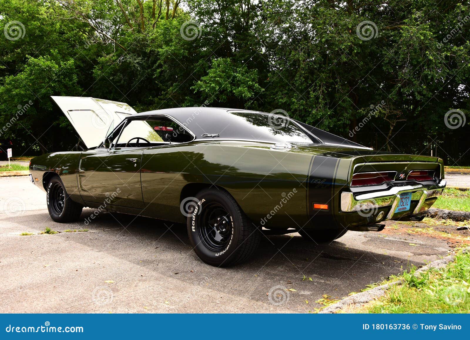 Beautiful Dodge Charger with 440 Magnum in Dark Green from Rear Editorial  Photo - Image of fast, historic: 180163736