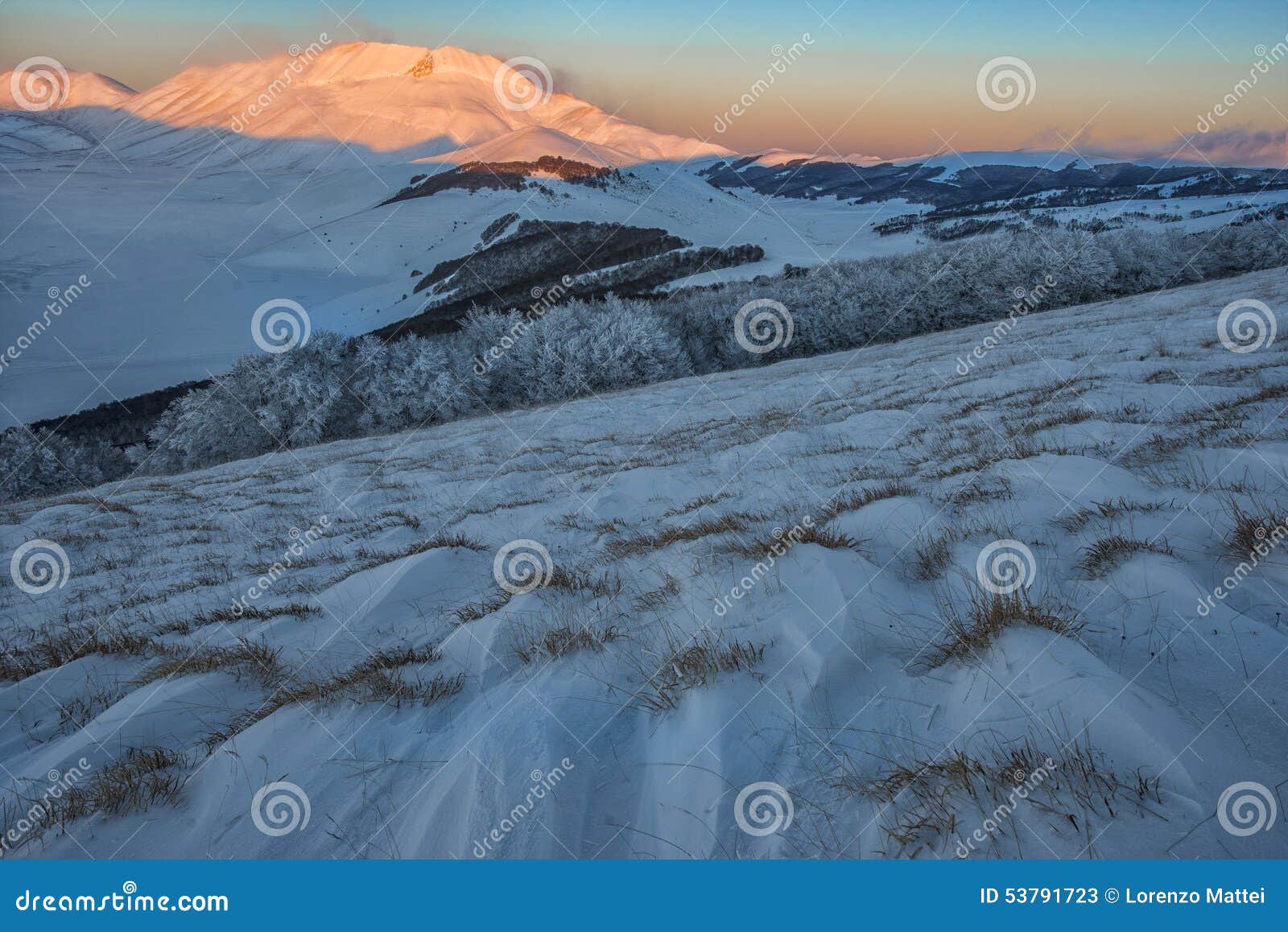 mount vettore at sunset, winter day with snow, sibillini mountains np, umbria, italy