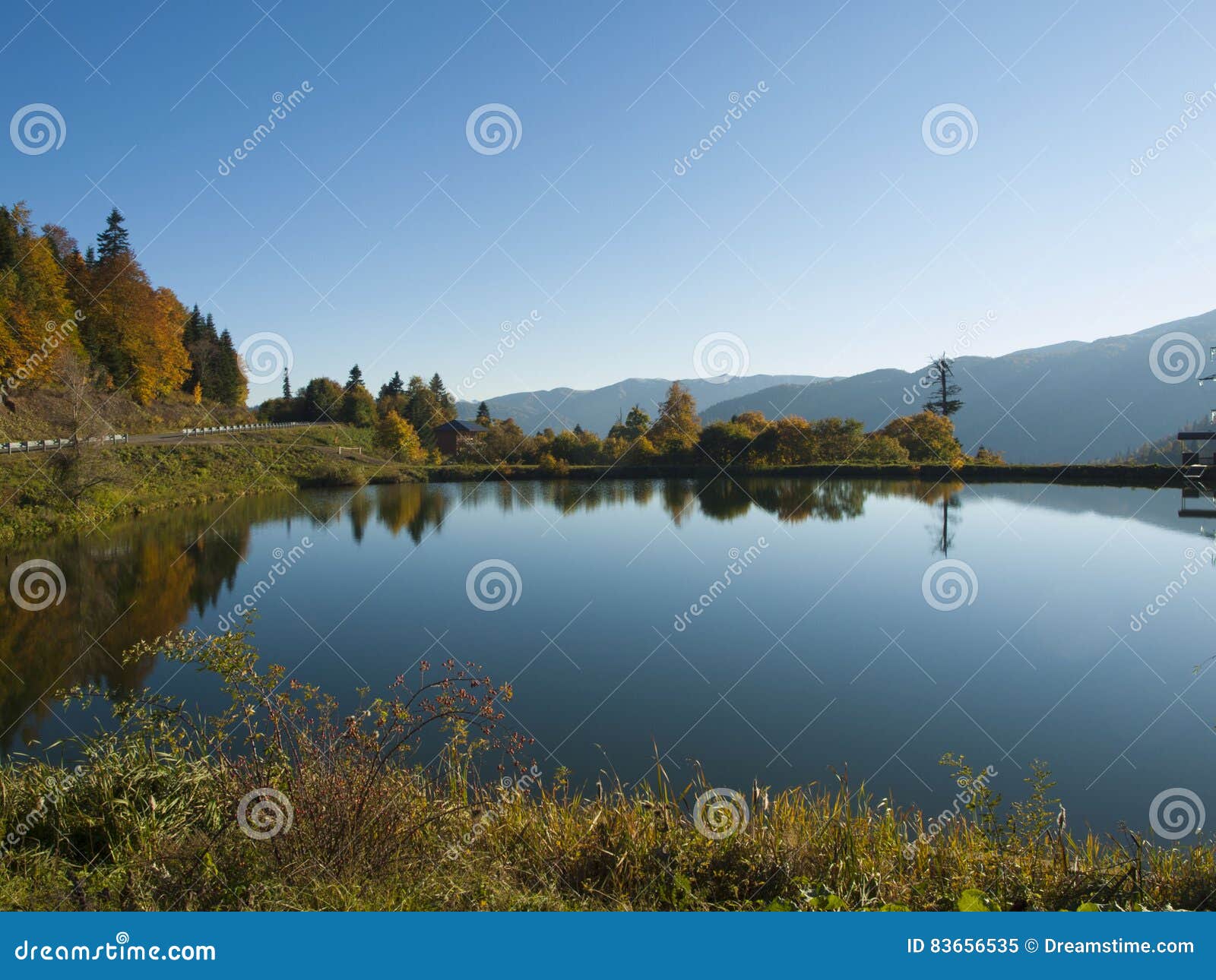 Mountain Lake. Lago mountain en octubre Adygea, Rusia