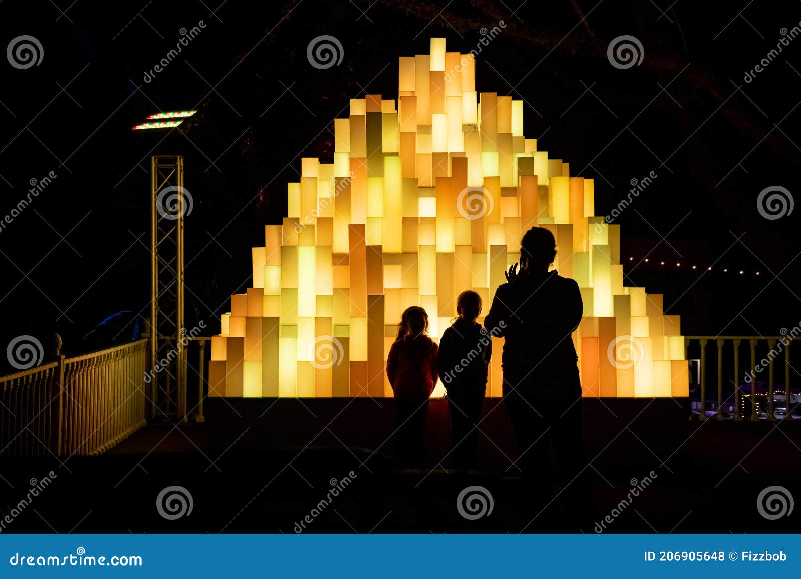 https://thumbs.dreamstime.com/z/mountain-light-designed-angus-muir-new-zealand-monolithic-installation-brought-to-life-dramatic-repertoire-lighting-206905648.jpg