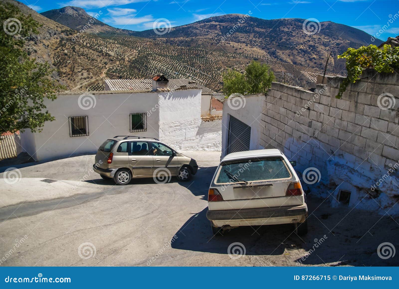 https://thumbs.dreamstime.com/z/mountain-street-small-town-colomera-spain-image-87266715.jpg