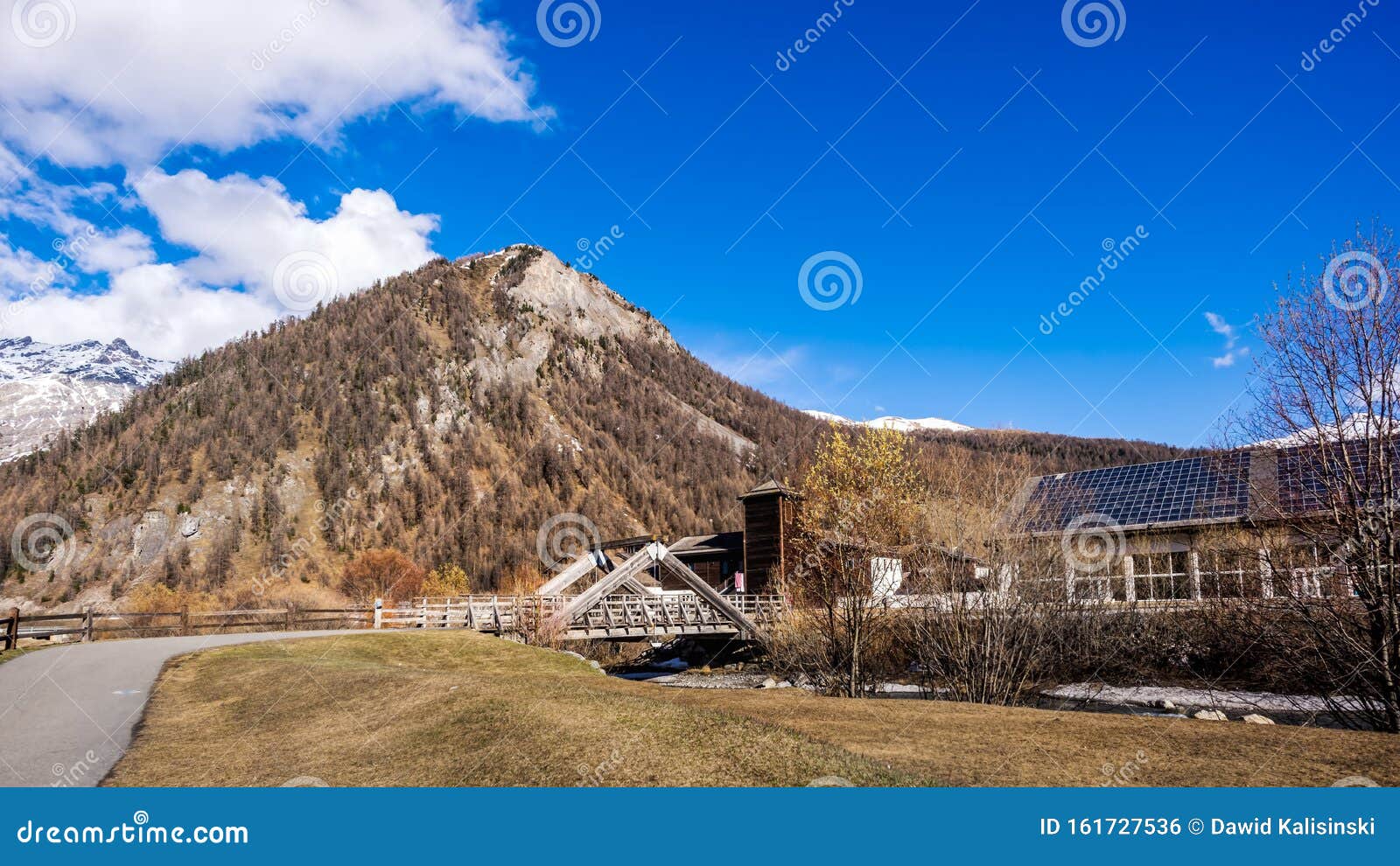 https://thumbs.dreamstime.com/z/mountain-valley-stream-wooden-bridge-livingo-italy-alps-beautiful-trees-footpath-livigno-small-town-ski-centre-161727536.jpg