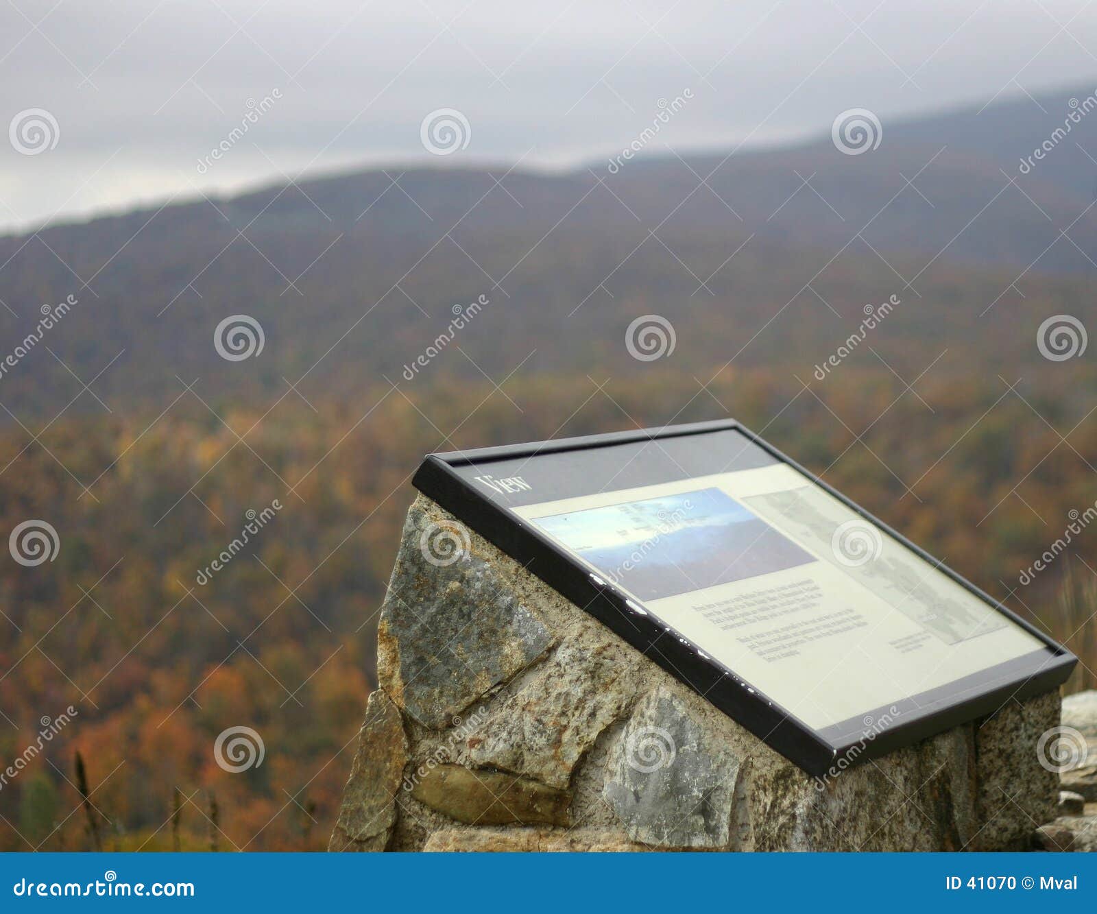 Mountain View und die Beschreibung der Ansicht für Besucher. Die Beschreibung ist nicht lesbar - seine nicht offensichtlichen, die ansehen, ist sie. So konnte dieses Bild in einer generischen Weise verwendet werden.