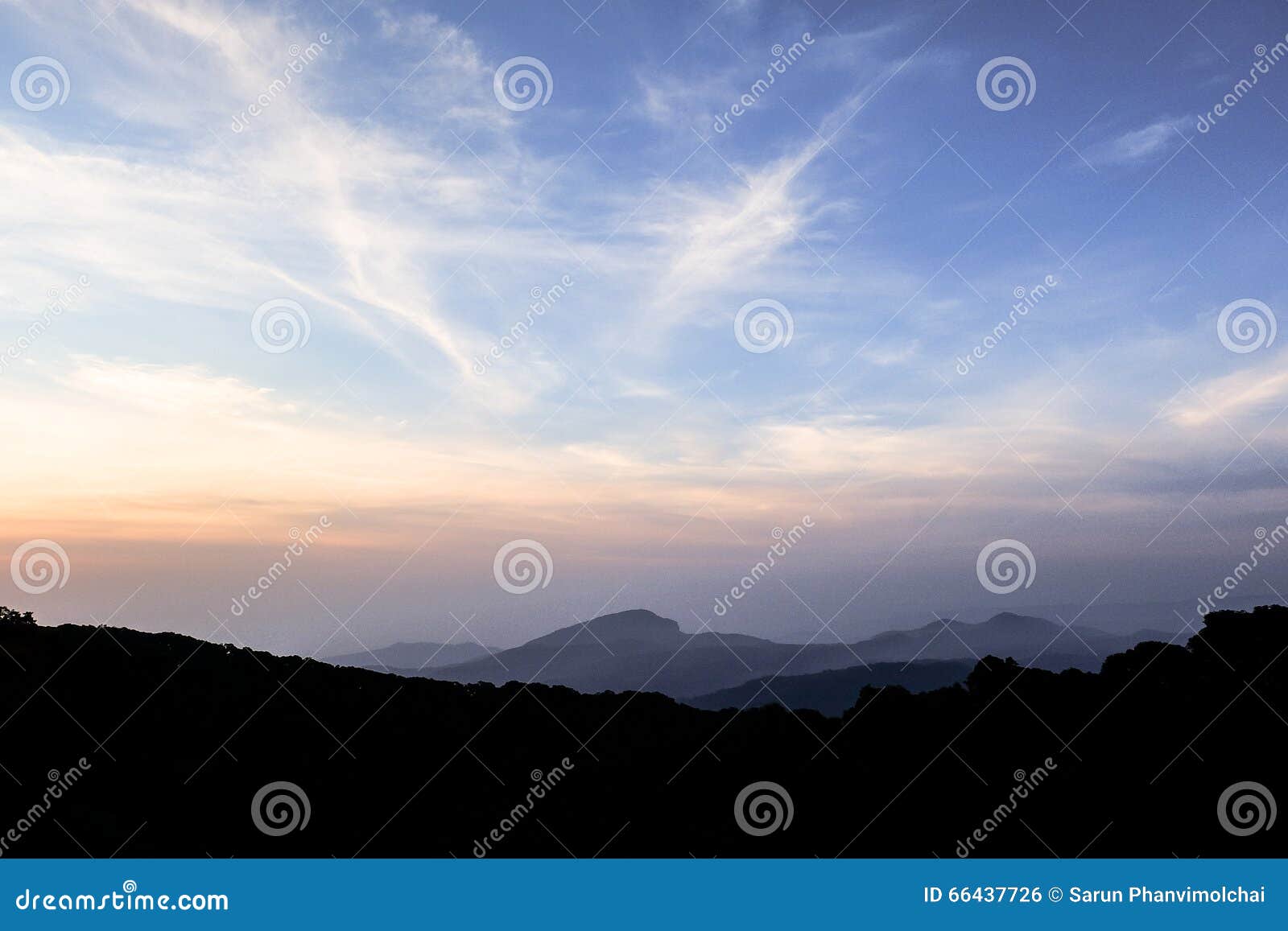 Mountain View. Silhouetmening van de berg in de ochtend