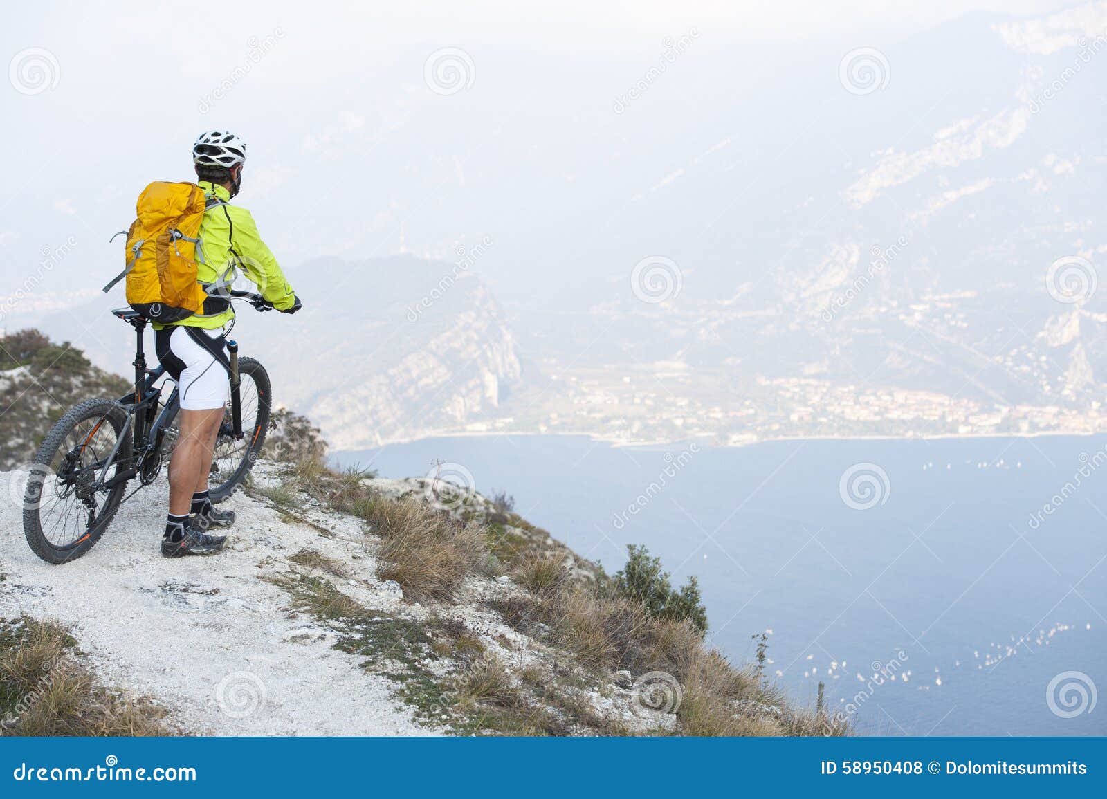 Mountainbilerust. Mountainbiker kijkt op het gardameer