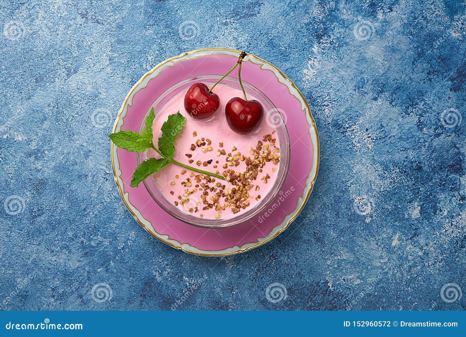 mousse de cerezas con cerezas fresca, almendra triturada y hojas de menta