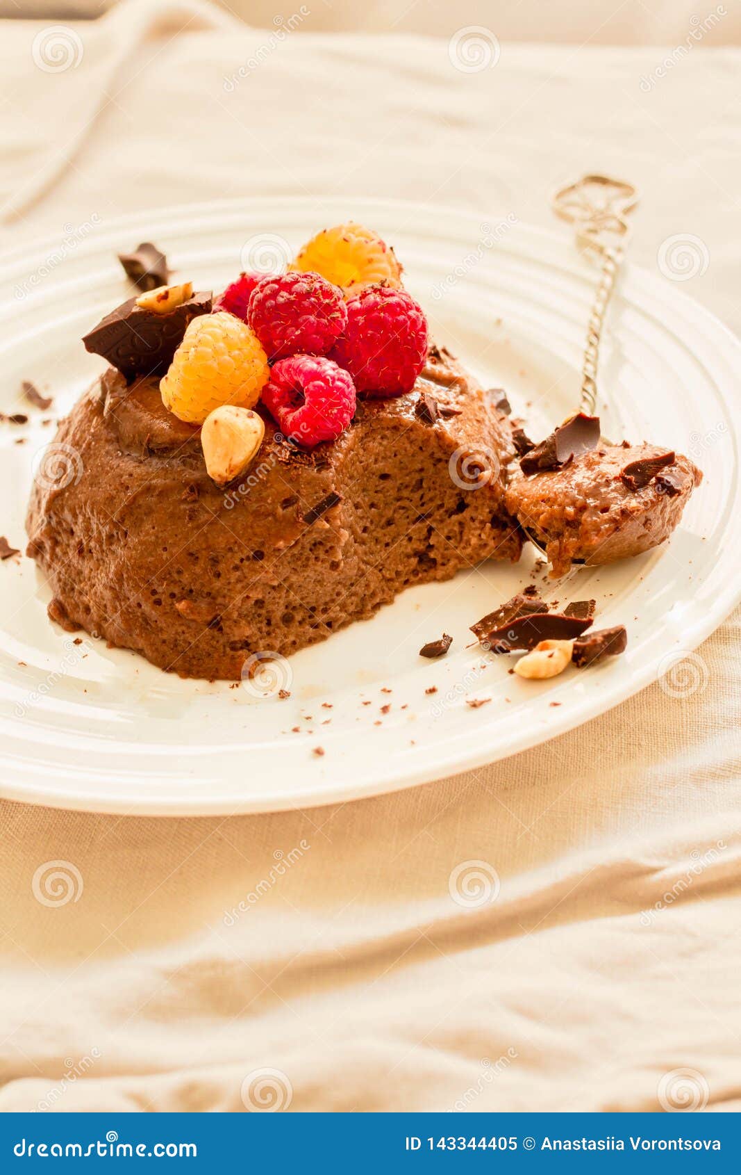 Mousse De Chocolat Avec Des Framboises Le Processus De La Consommation