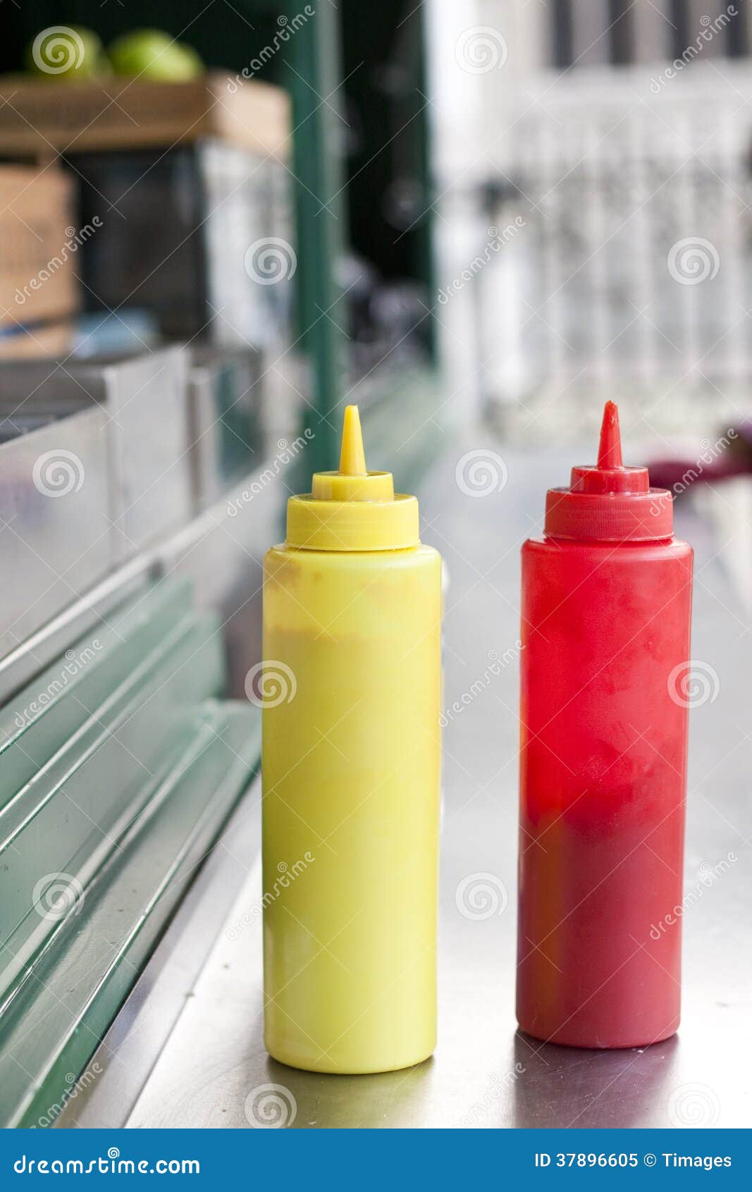 Moutarde et ketchup image stock. Image du condiments 37896605