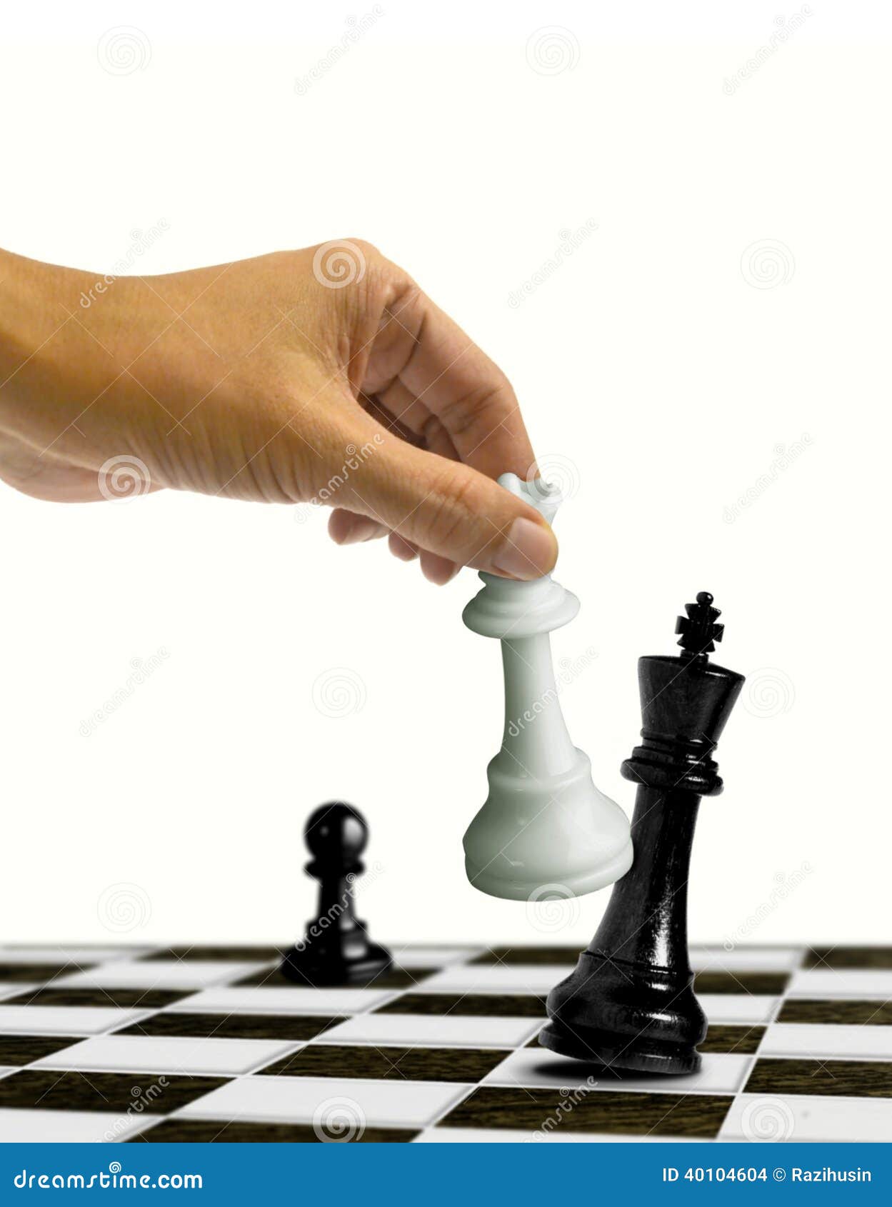 Main D'homme D'affaires En Mouvement Figure D'échecs Dans Le