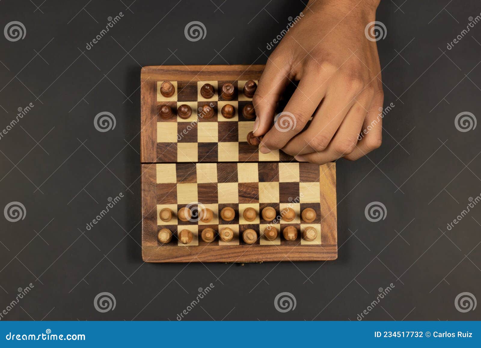 Movimento Manual De Uma Peça Num Jogo De Xadrez Foto de Stock - Imagem de  tabuleiro, torneio: 234517732