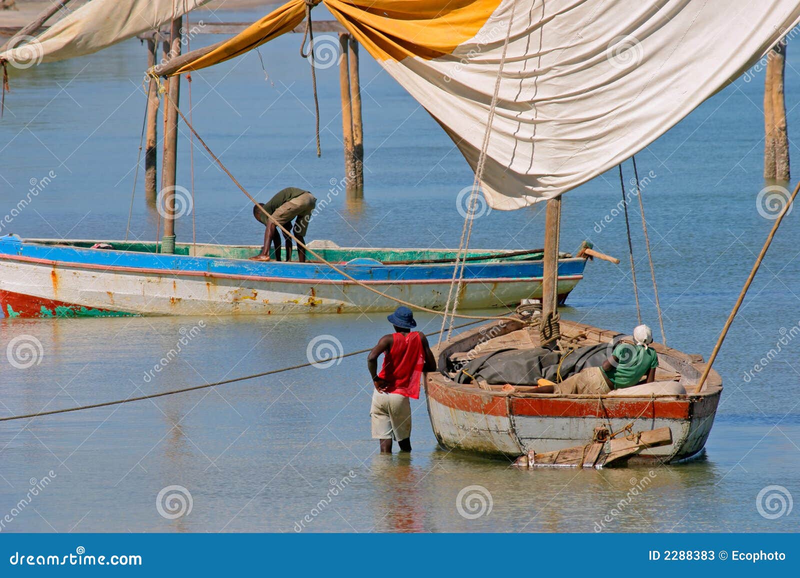 mozambican fishermen, vilanculos, mozambique