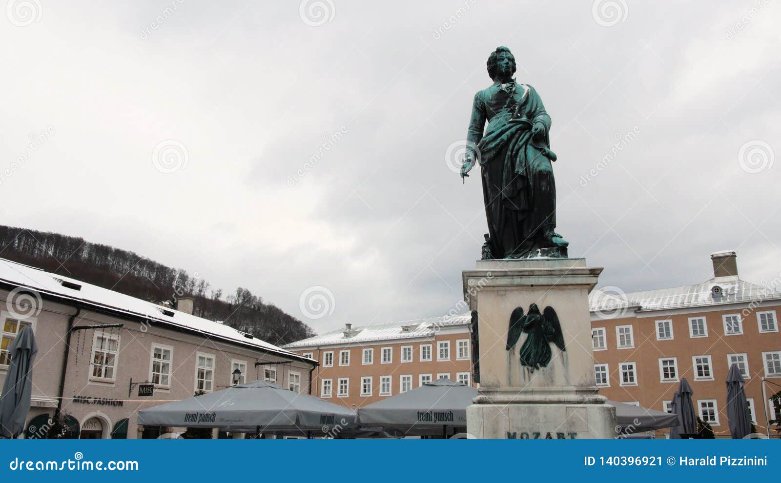 Mozart statua w Salzburg podczas zimy, narodziny Mozart miasto, geniusz muzyka klasyczna, 4k