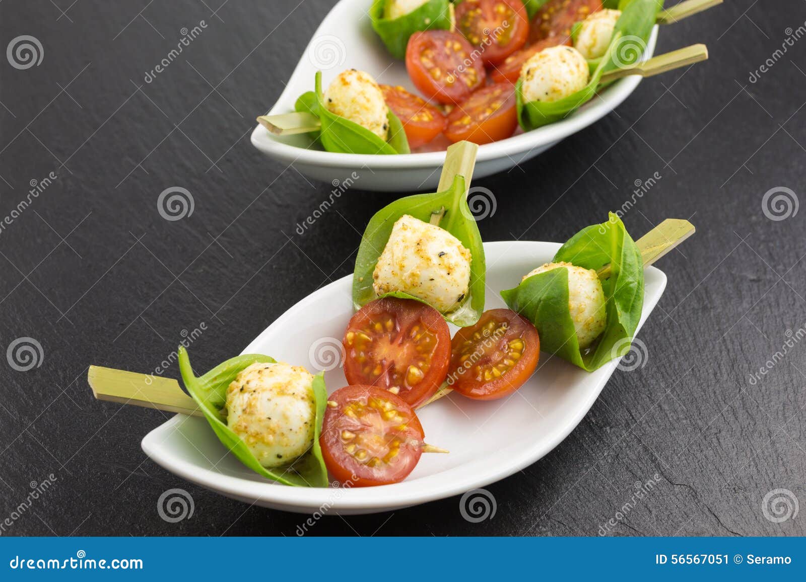 Mozzarella Mit Basilikum- Und Kirschtomate Stockbild - Bild von salat ...