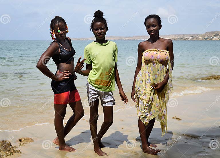 Moças Africanas Na Praia Angola Foto De Stock Editorial Imagem De Praia Transporte 195752483 