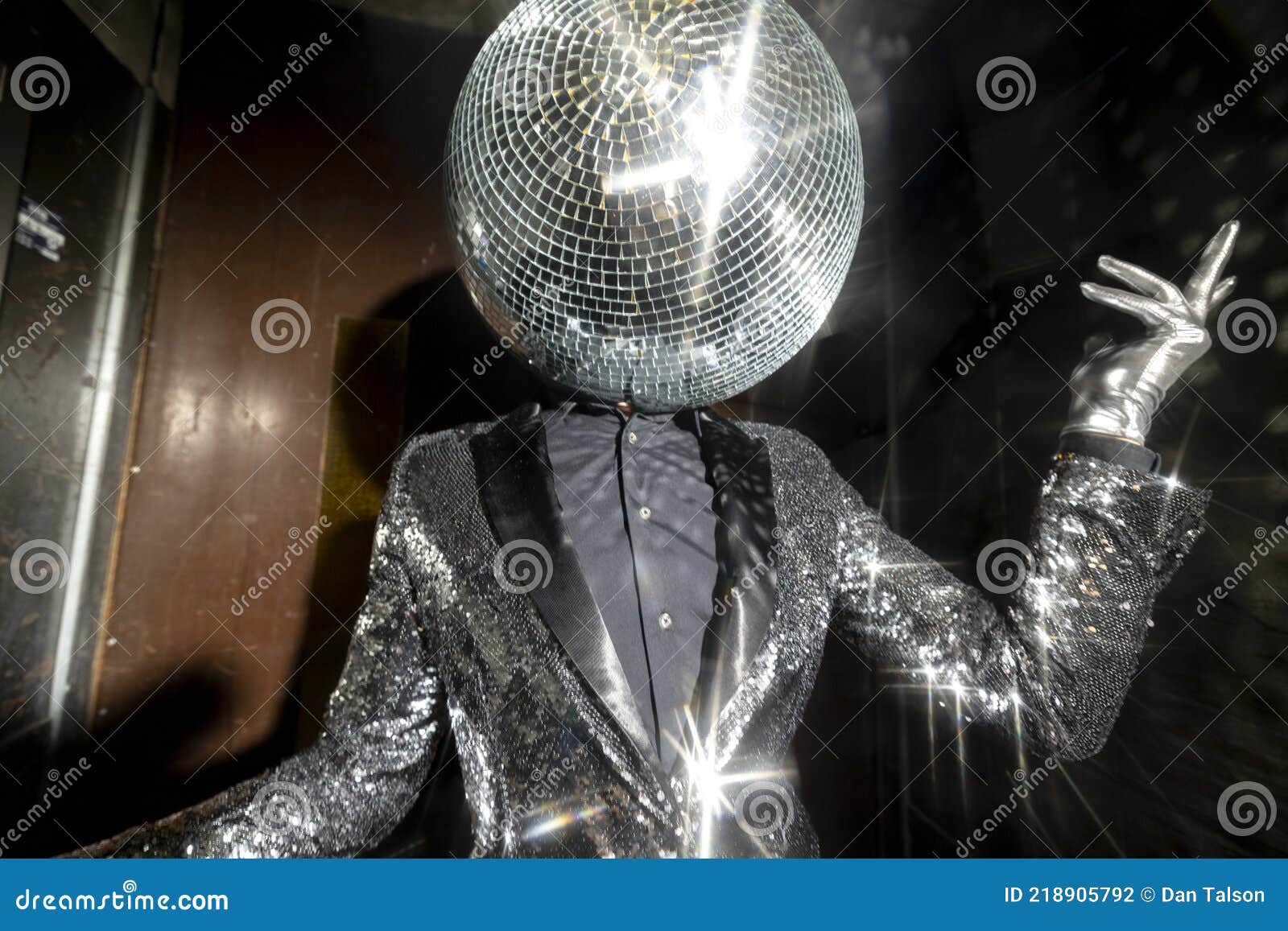 Mr Disco Ball Tanzen in Ein Lift Stockfoto - Bild von identität