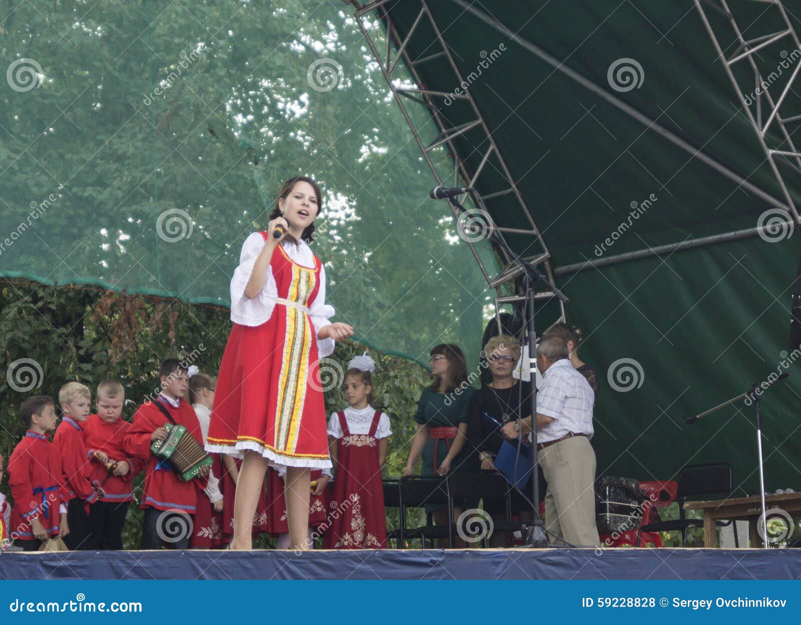 Mstera, Rússia-agosto 8,2015: As crianças cantam e dançam na cena. As crianças dançam e cantam na cena no dia da cidade Mstera, Rússia