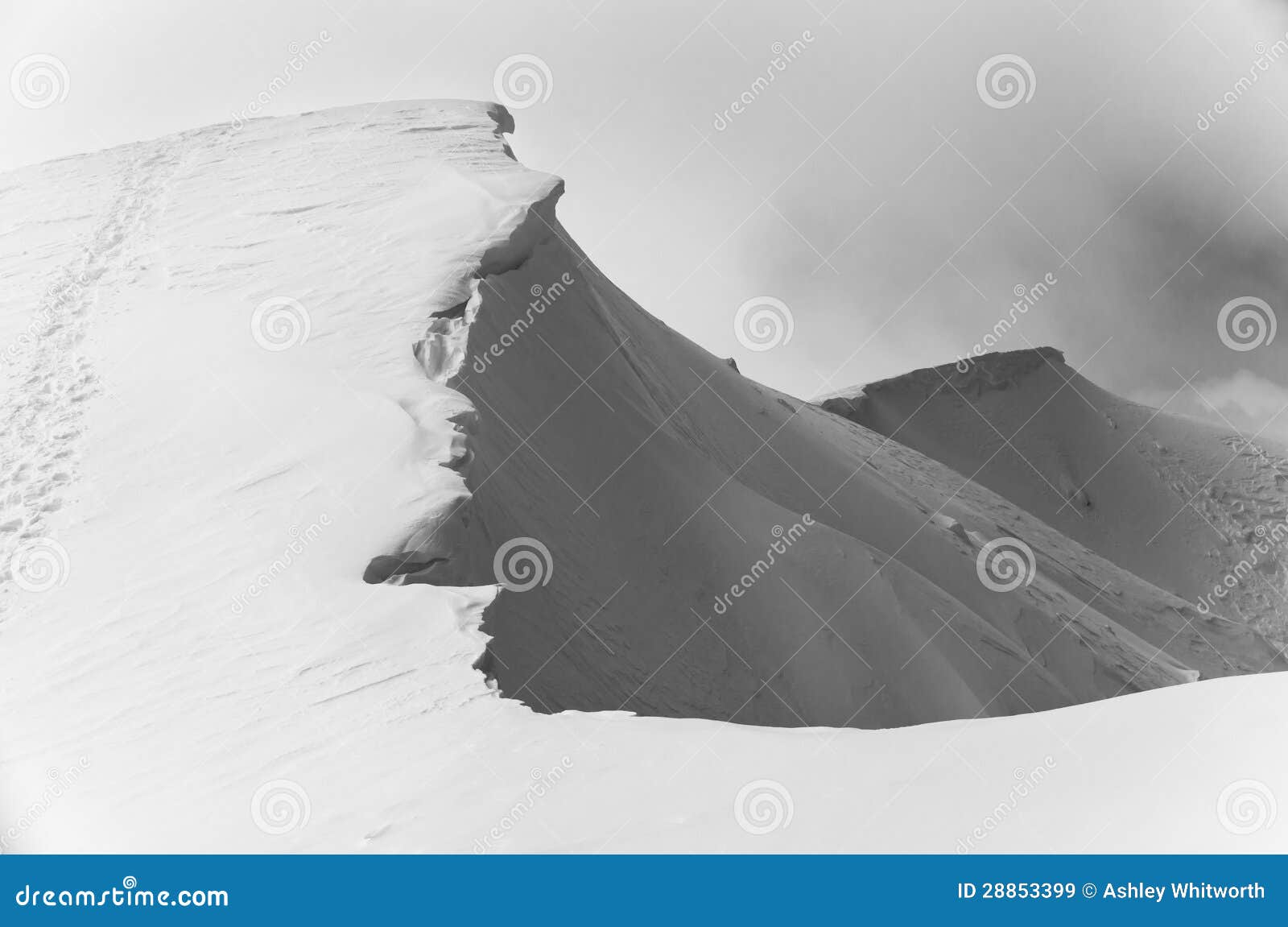 Gipfelkante Mt Feathertop mit Gesims im Winter. Victoria, Australien