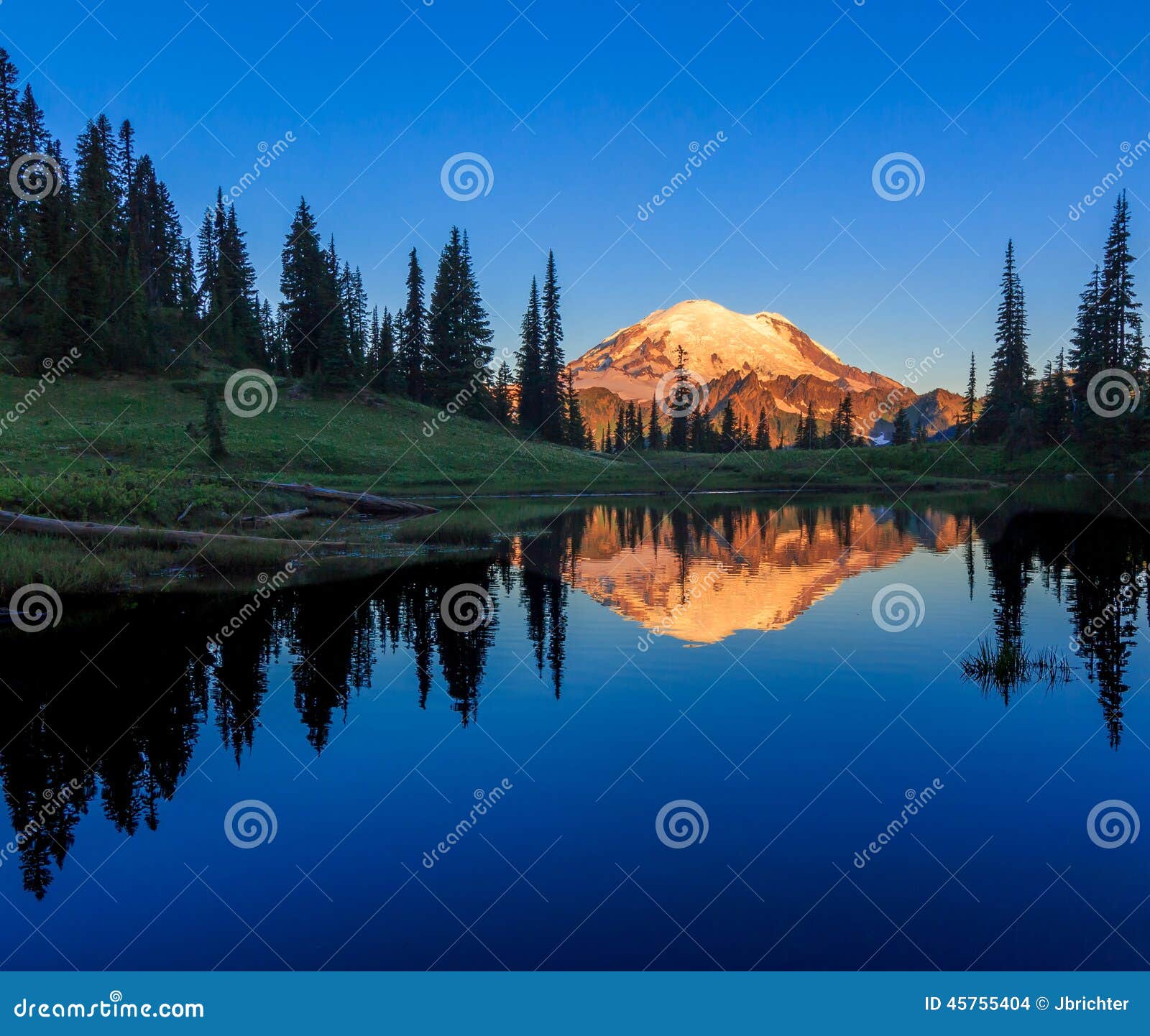 Mt Regnerischer, WA. Mt Regnerischer reflektiert sich vor oberem Tipsoo See