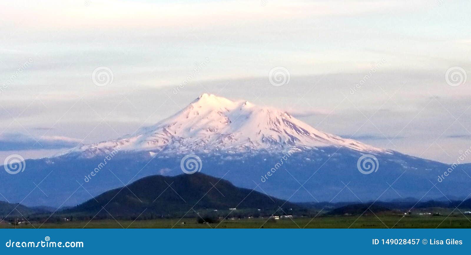 Mt. Shasta at Sunset stock image. Image of mountain 149028457