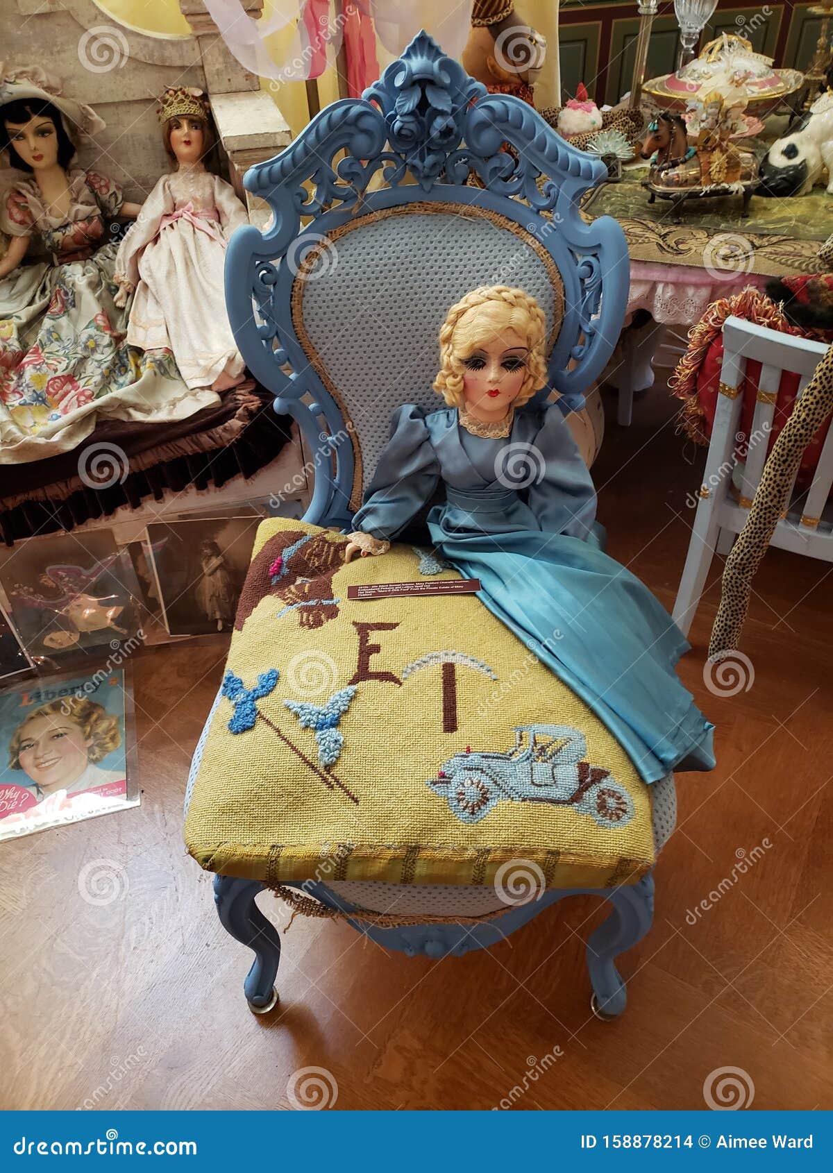 Muñeca Antigua En Una Elegante Silla Azul Imagen de archivo editorial - Imagen de silla, antigüedad: 158878214