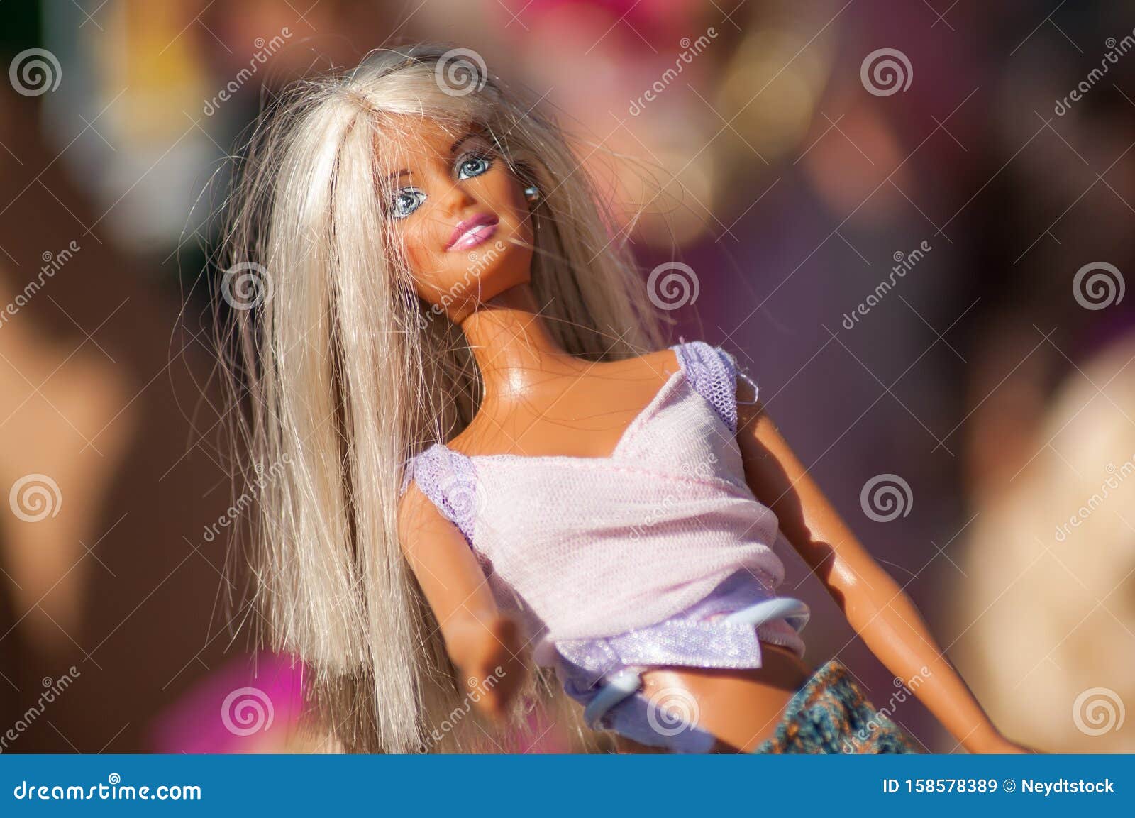 Muñeca Barbie En El Mercado De Pulgas En La Calle Imagen de archivo editorial - Imagen de calle, pulgas: 158578389