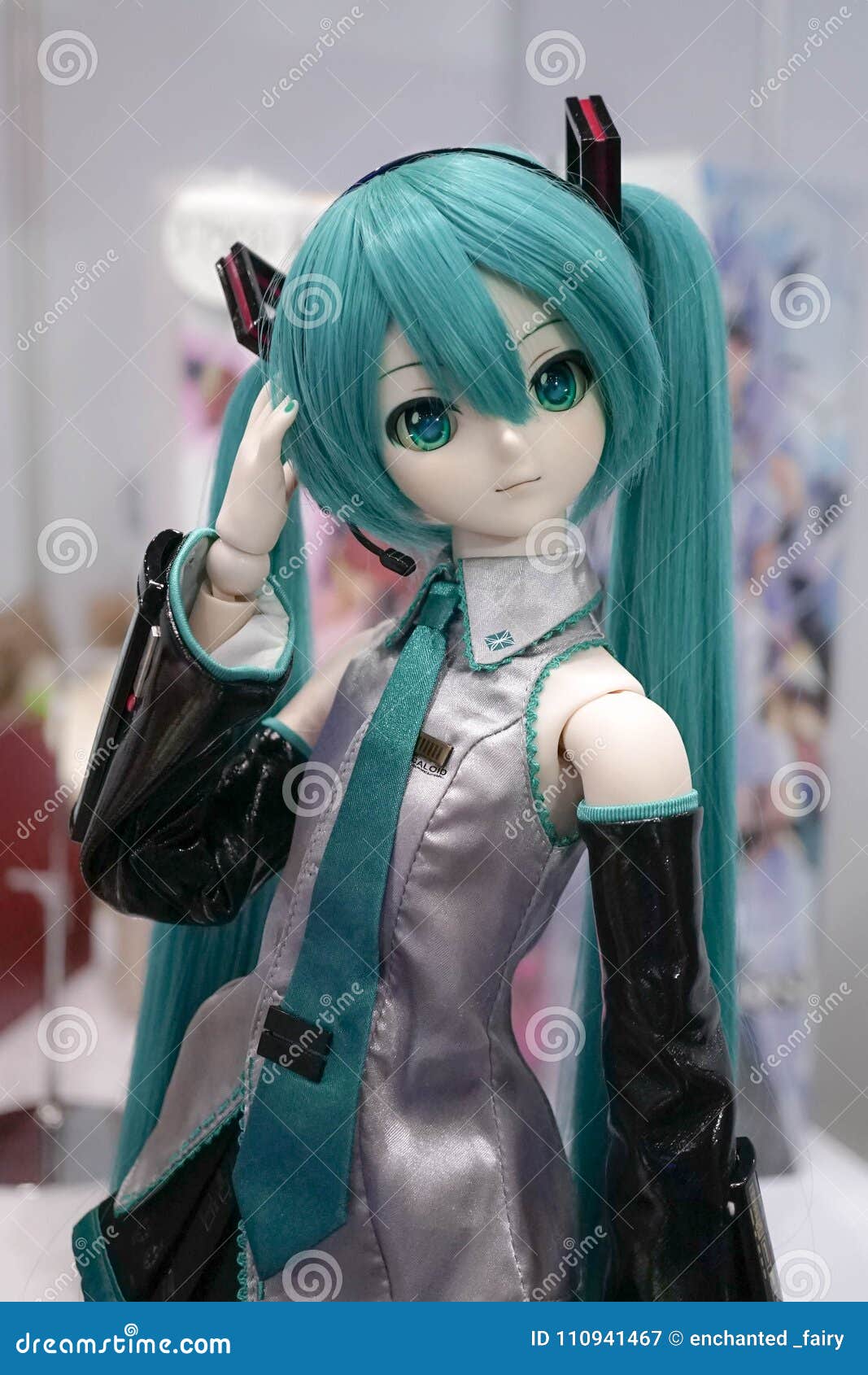 Muñeca BJD De Hatsune Miku Ball-Jointed En Estante De Exhibición Fotografía editorial - Imagen de exhibición, estante: 110941467
