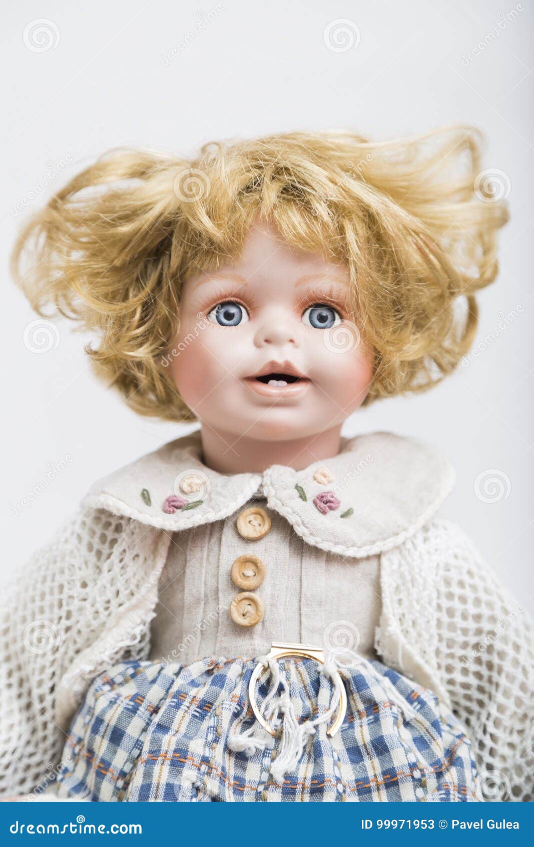 Muñeca De Cerámica De La Porcelana Con El Pelo Rubio Rizado Imagen de archivo - Imagen de muñeca, porcelana: 99971953