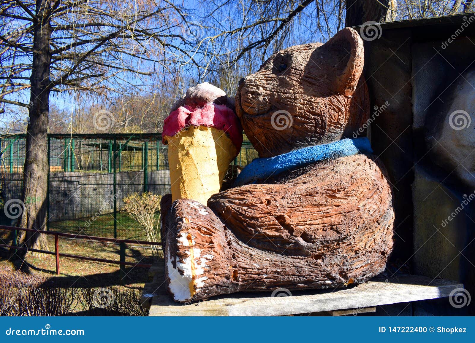 Muñeca De Madera Del Oso Que Come El Helado En El Parque Foto de archivo - Imagen de helado, parque: 147222400