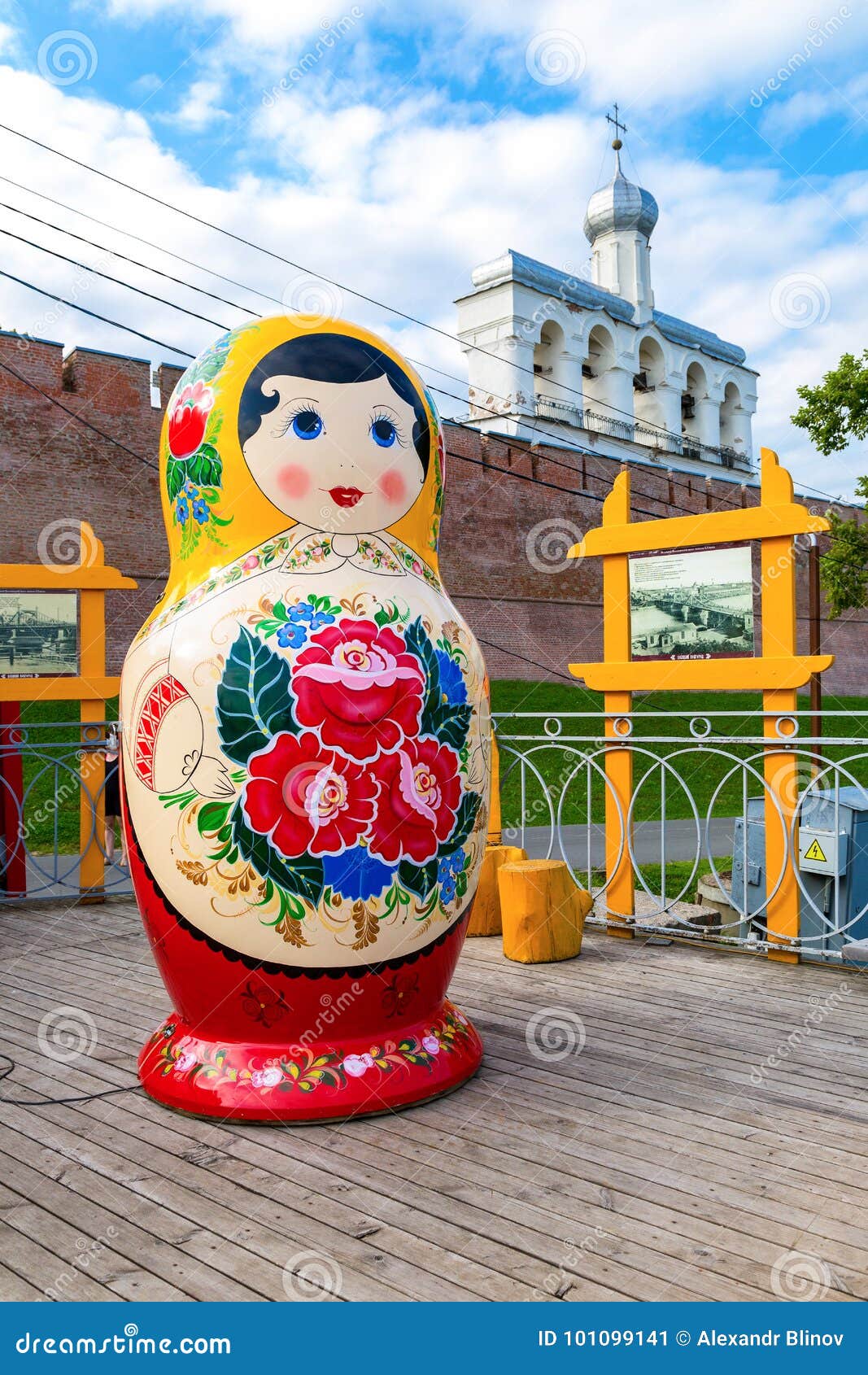 Muñeca De Madera Grande Del Matryoshka También Conocida Como Muñeca Rusa De La Jerarquización Foto editorial - Imagen de también, madera: 101099141