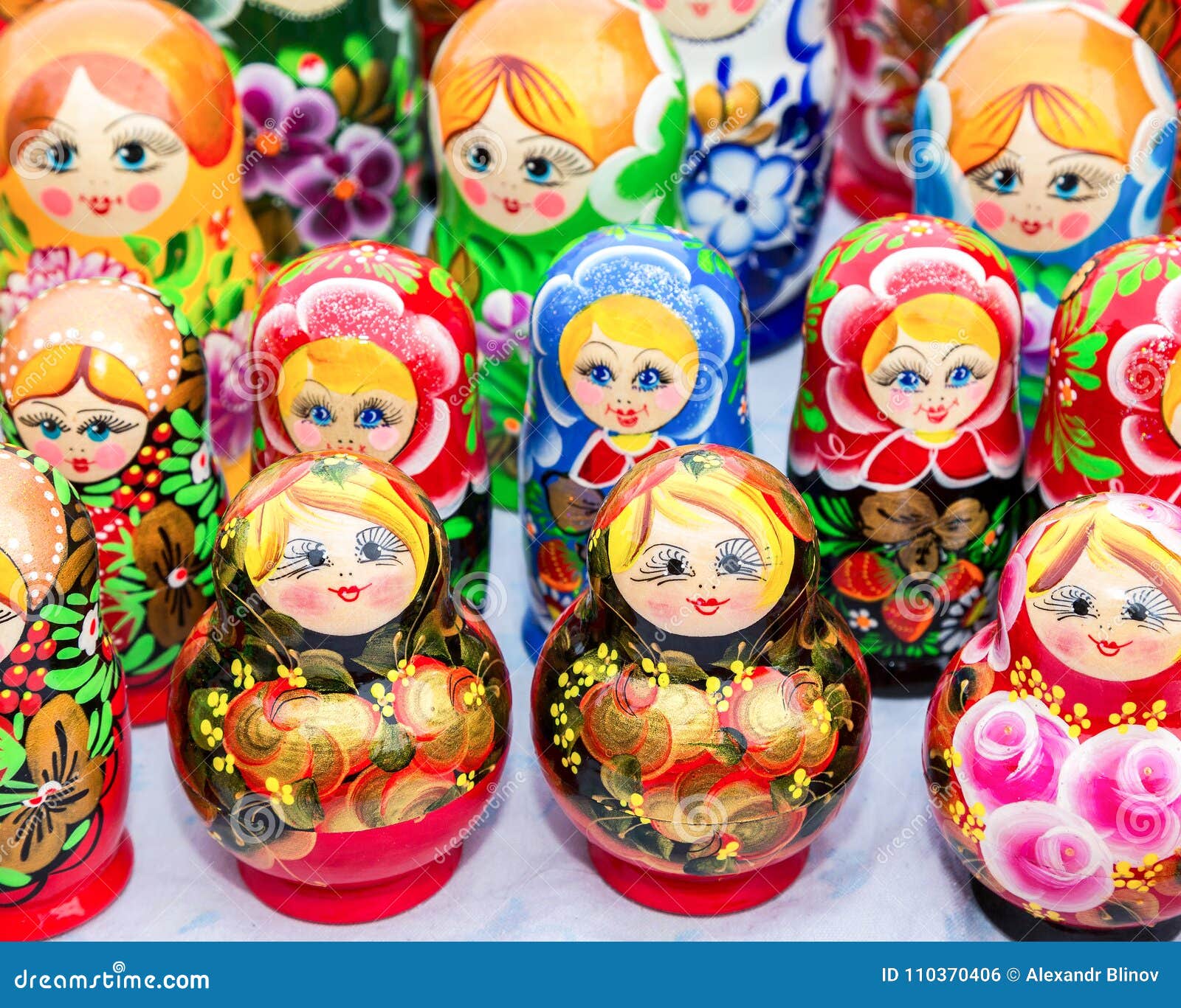 Muñeca De Madera Tradicional Rusa - Matryoshka Foto de archivo - Imagen de matryoshka, tradicional: 110370406