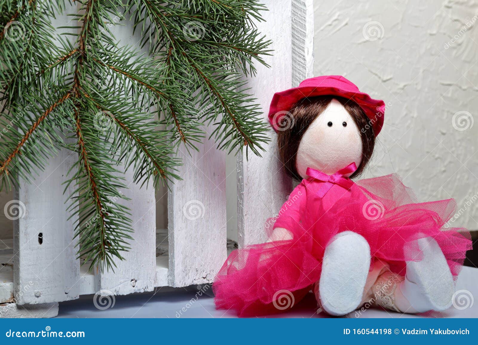 Muñeca De Trapo Casera Con Ropa Rosa. En El Fondo De Una Rama De Abeto Y Una Caja De Madera Blanca Foto de archivo - Imagen de muñeca, blanca: 160544198