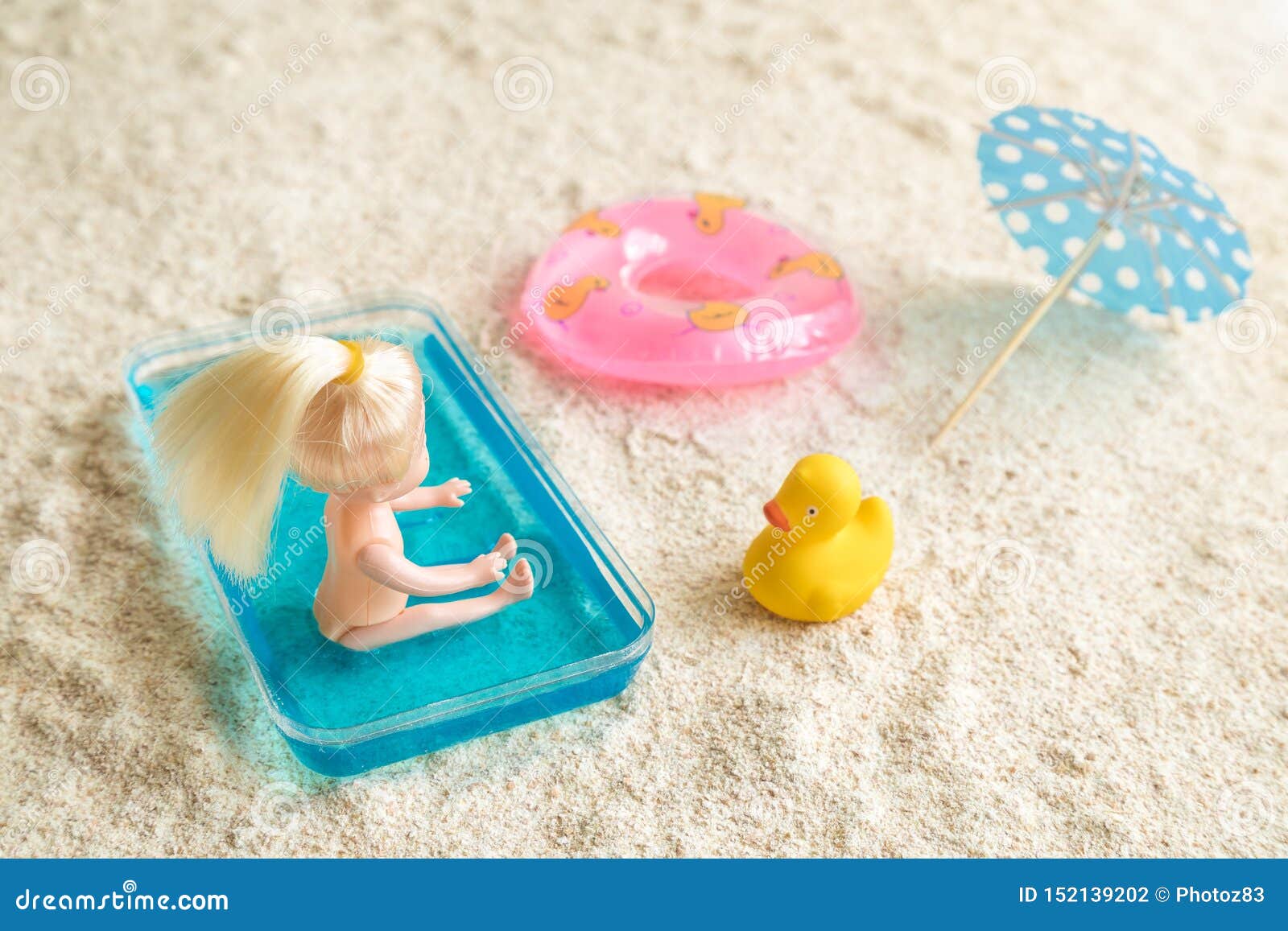 Muneca Del Bebe Que Se Sienta En Piscina De Los Ninos Al Lado Del Flotador Inflable De La Piscina Del Parasol Del Coctel Y Del P Foto De Archivo Imagen De Muneca Del Bebe Que Se Sienta En Piscina De Los Ninos Al Lado Del Flotador Inflable De La Piscina Del Parasol Del Coctel Y Del P Foto De Archivo Imagen De