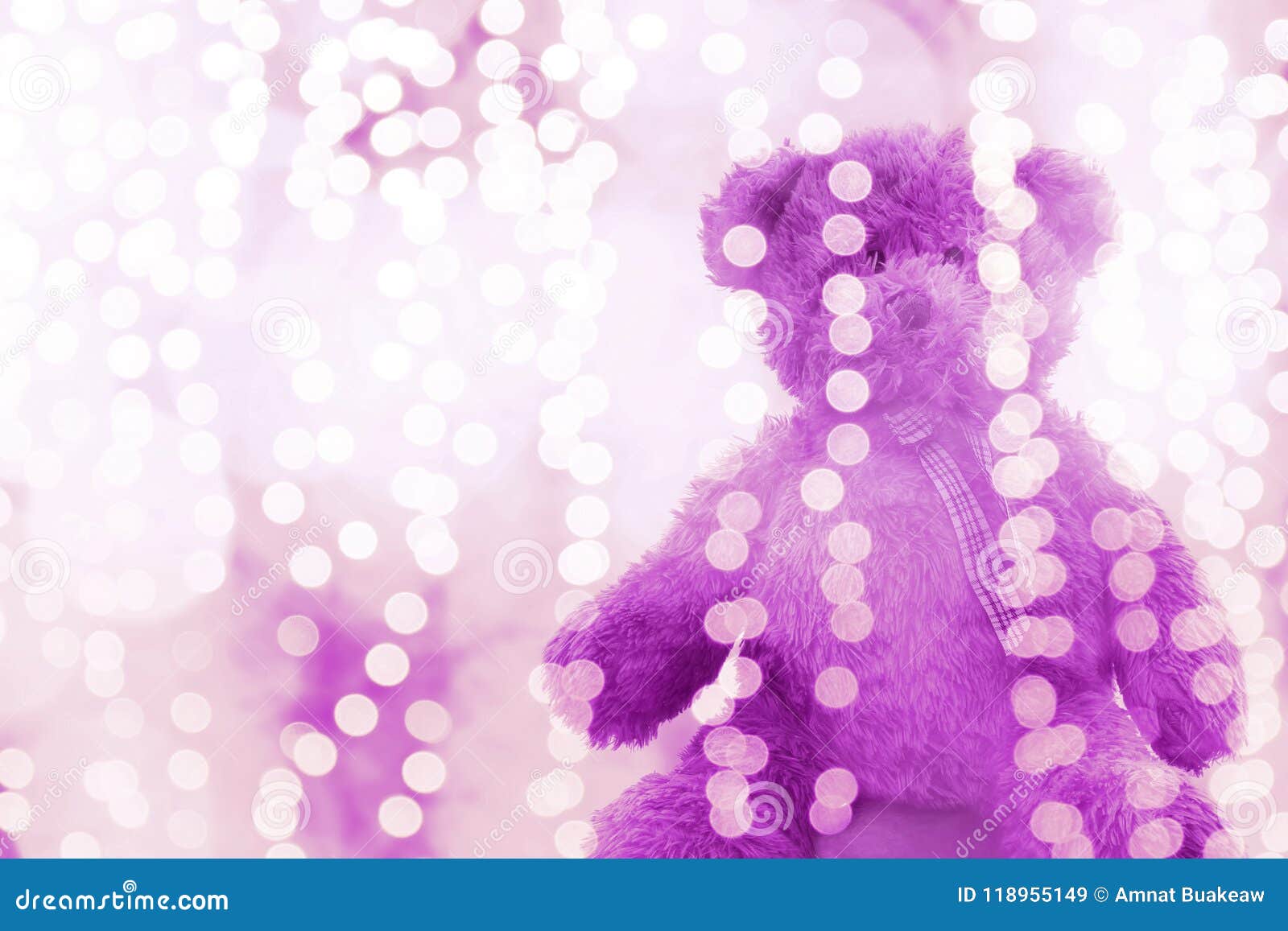 Muñeca Del Oso De Peluche En La Línea De Iluminación Brillante Púrpura Del Bokeh Para El Fondo De La Navidad O De La Feliz Año Nu Imagen de archivo - Imagen de