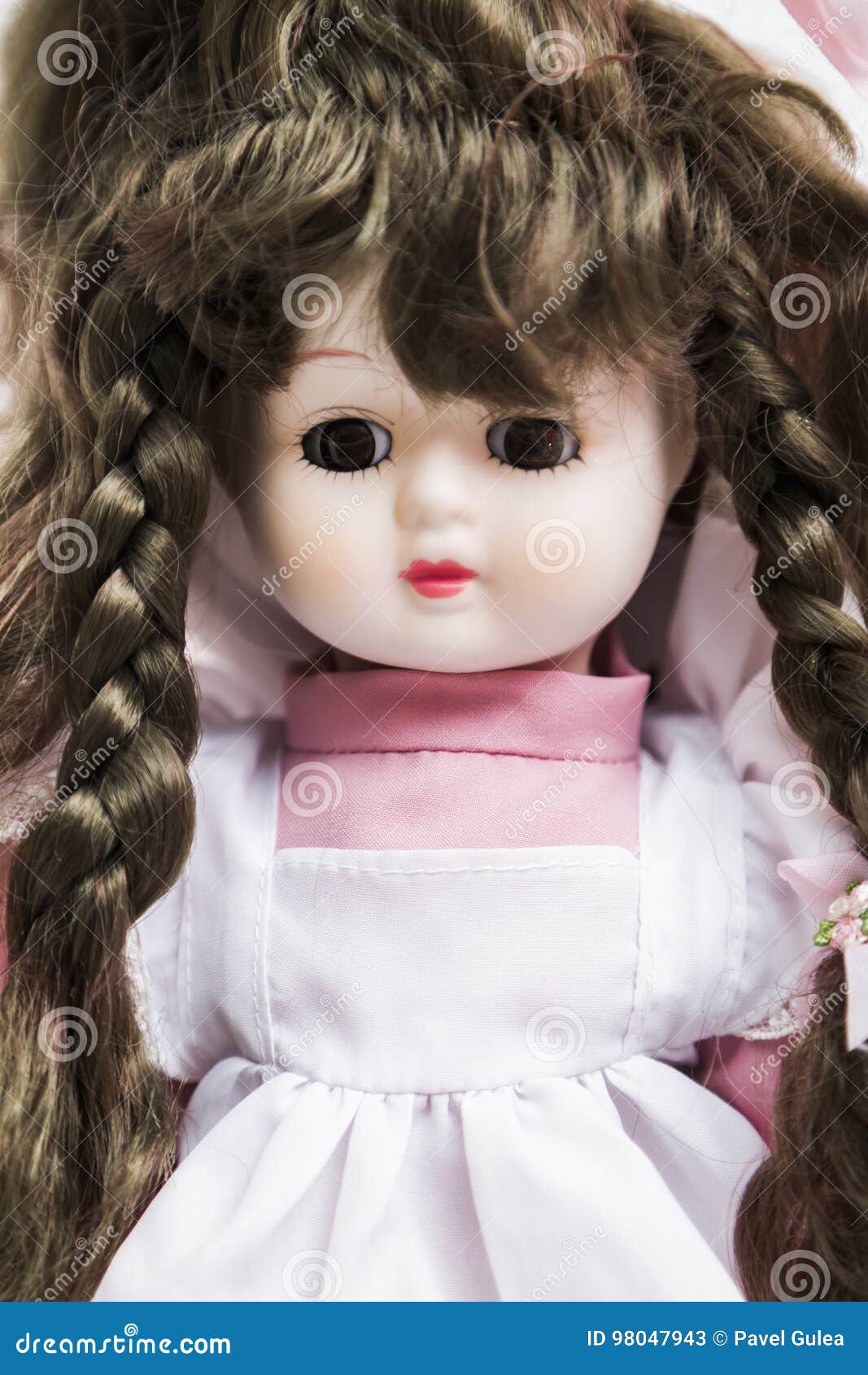 Muñeca Morena Hecha A Mano De La Porcelana De Cerámica Con Las Coletas En Vestido Rosado Imagen de archivo - Imagen de vestido, porcelana: 98047943