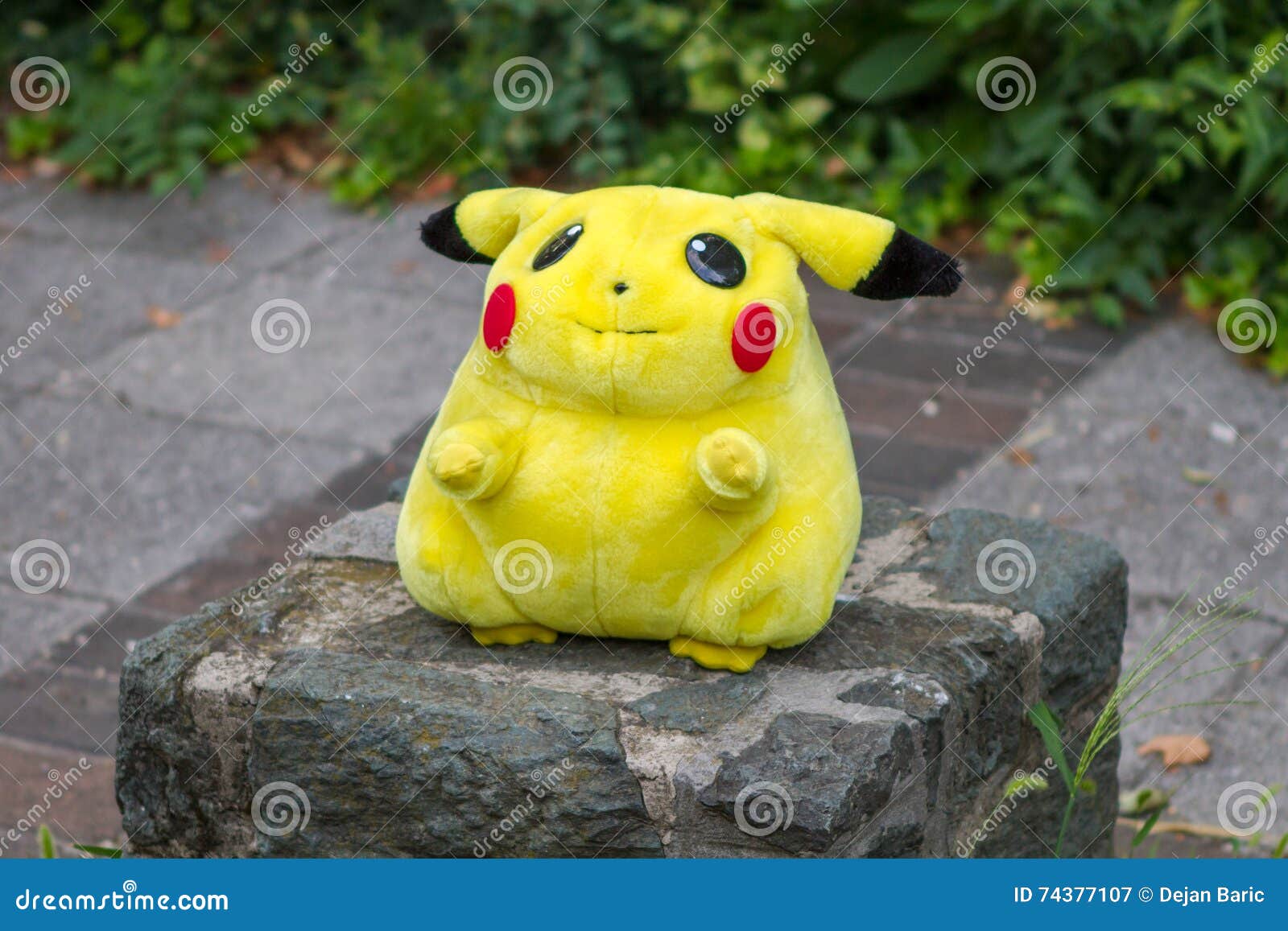 Muñeca Pikachu De La Felpa Del Centro De Pokémon Fotografía editorial - Imagen de centro, pikachu: 74377107