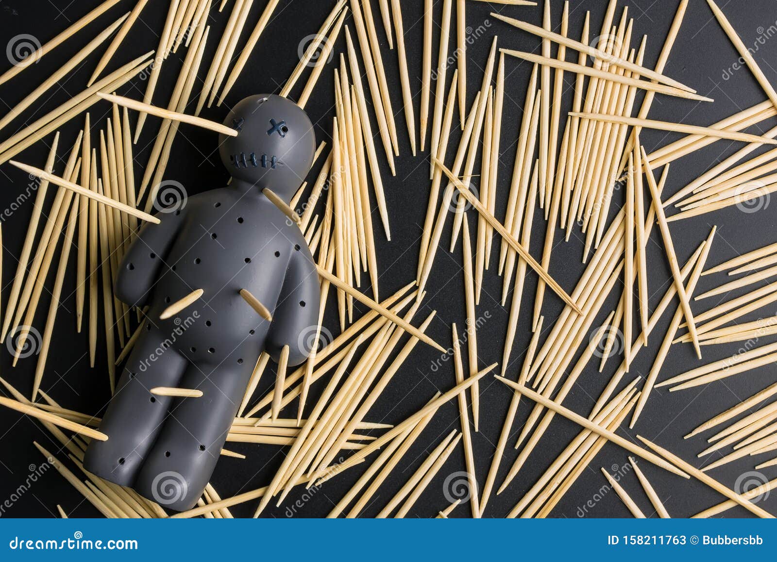 Muñeca Vudú Sobre Fondo Negro Con Iluminación Dramática Imagen de archivo - Imagen de dramática, muñeca: 158211763