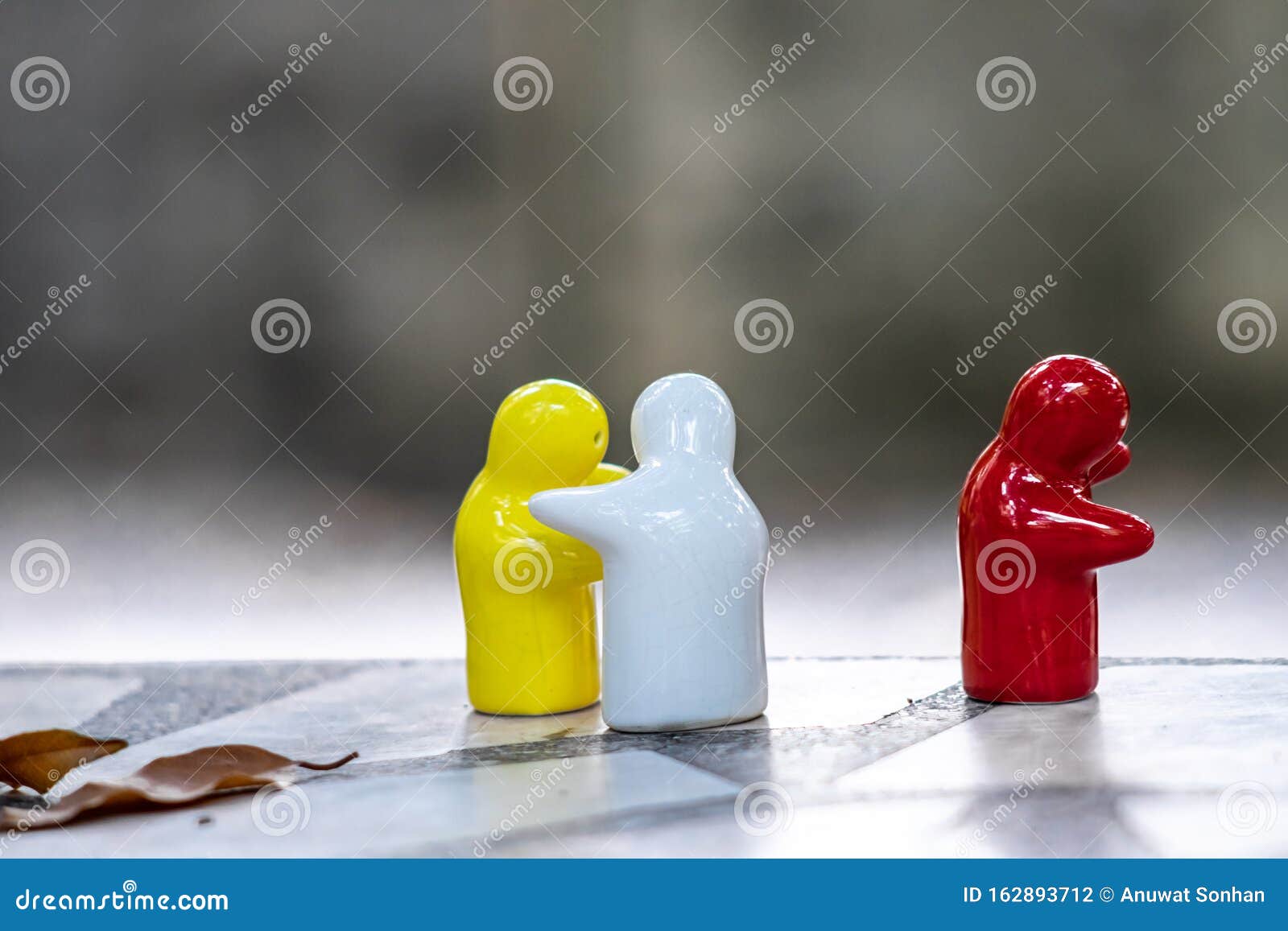 Muñecas De Cerámica En El Suelo De Piedra Mostrando Diversas Emociones Foto de archivo - Imagen de suelo, emociones: 162893712