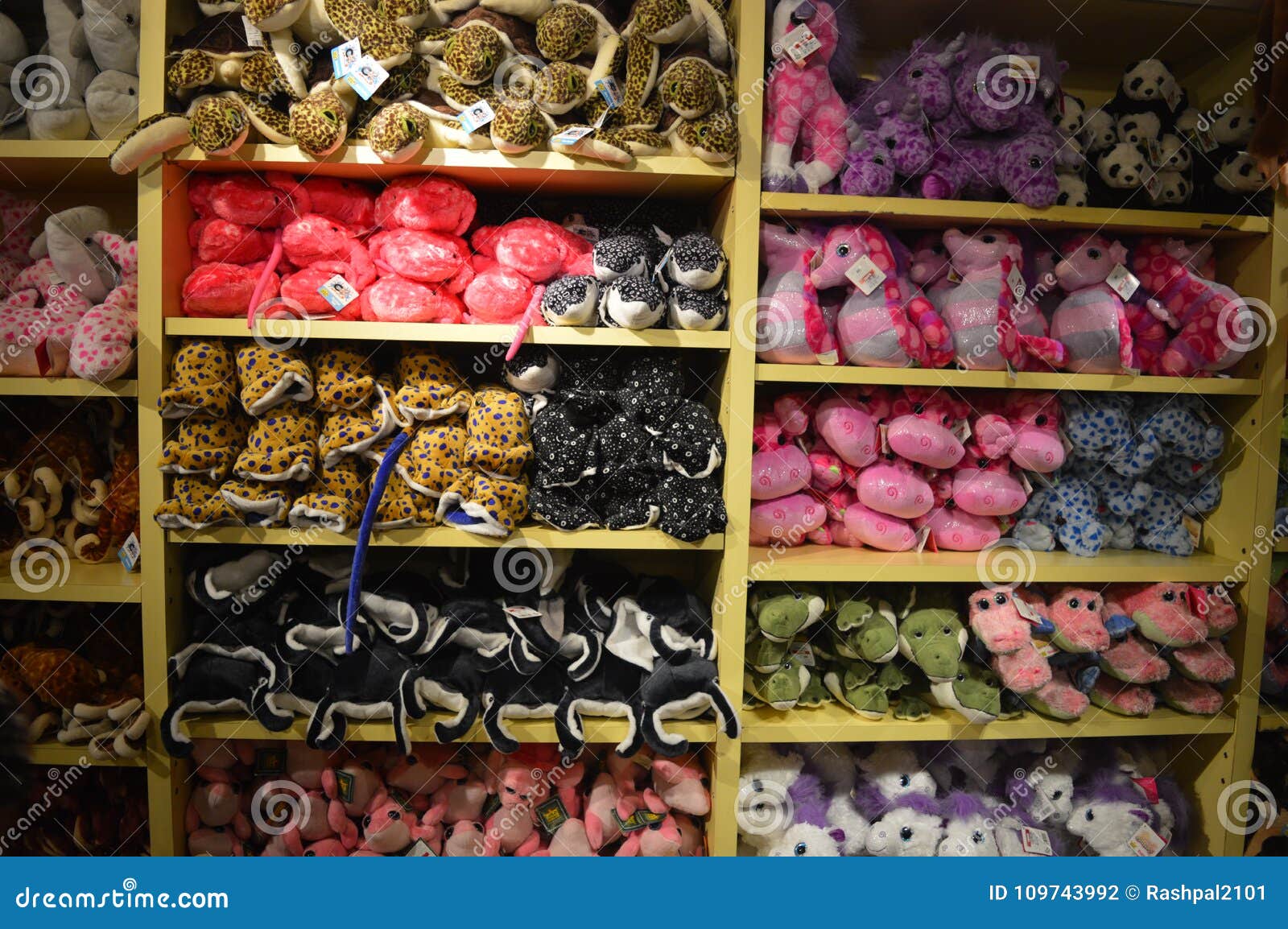 Muñecas De Los Recuerdos En La Exhibición Fotografía editorial - Imagen de exhibición, recuerdos: 109743992