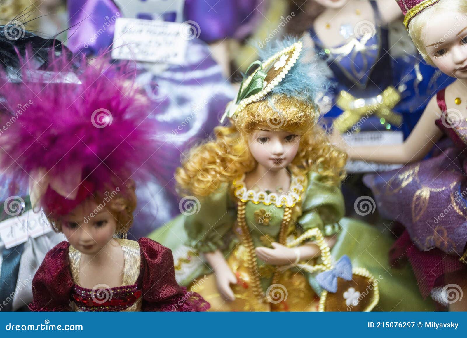 Muñecas De Porcelana En Vestidos De Colores Imagen de archivo - Imagen de compra, muchacha: 215076297