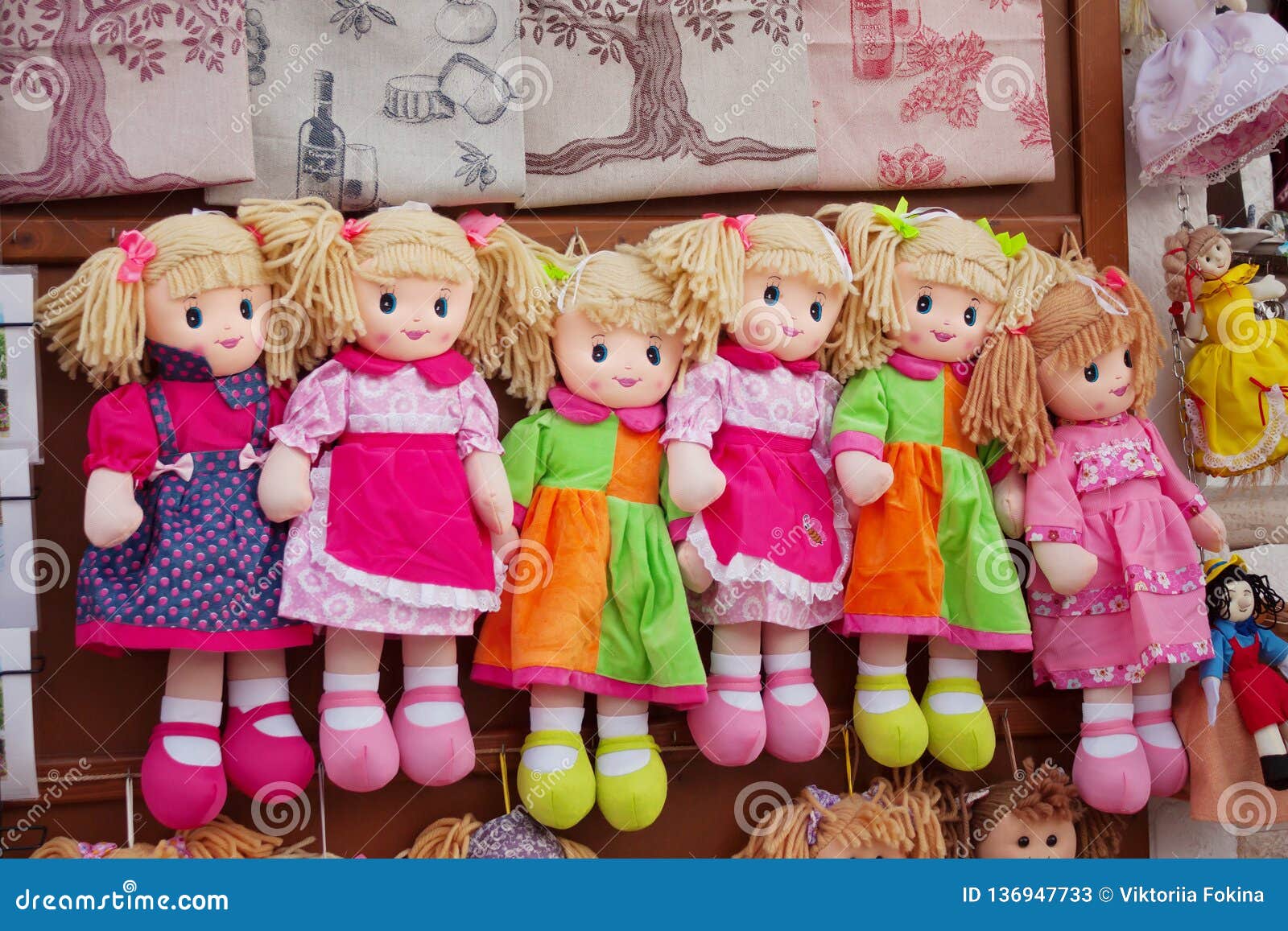Muñecas De Trapo En La Ropa Coloreada, Juguetes De Los Niños De Los Pedazos De Repuesto Del Material Foto de archivo editorial - Imagen de coloreada, trapo: 136947733