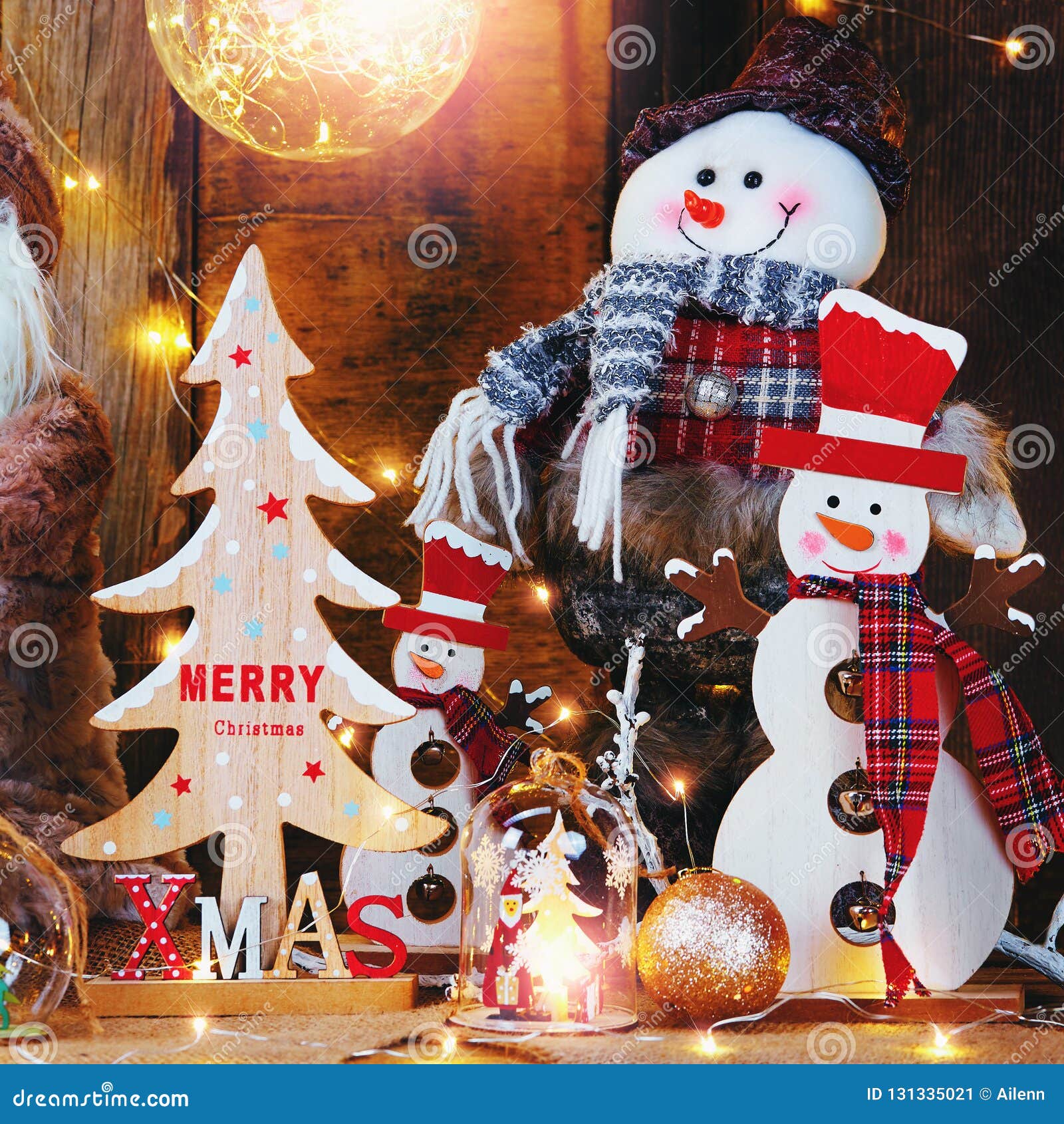 Muñecas Del Clouse De Papá Noel Y Decoraciones De La Navidad En La Madera Rústica Oscura Imagen de archivo - Imagen de rústica, decoraciones: 131335021