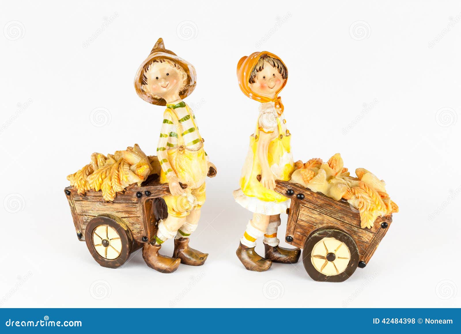Muñecas Del Muchacho Y De La Muchacha Con Los Carros Del Maíz Foto de archivo - Imagen de aislado, muñeca: 42484398