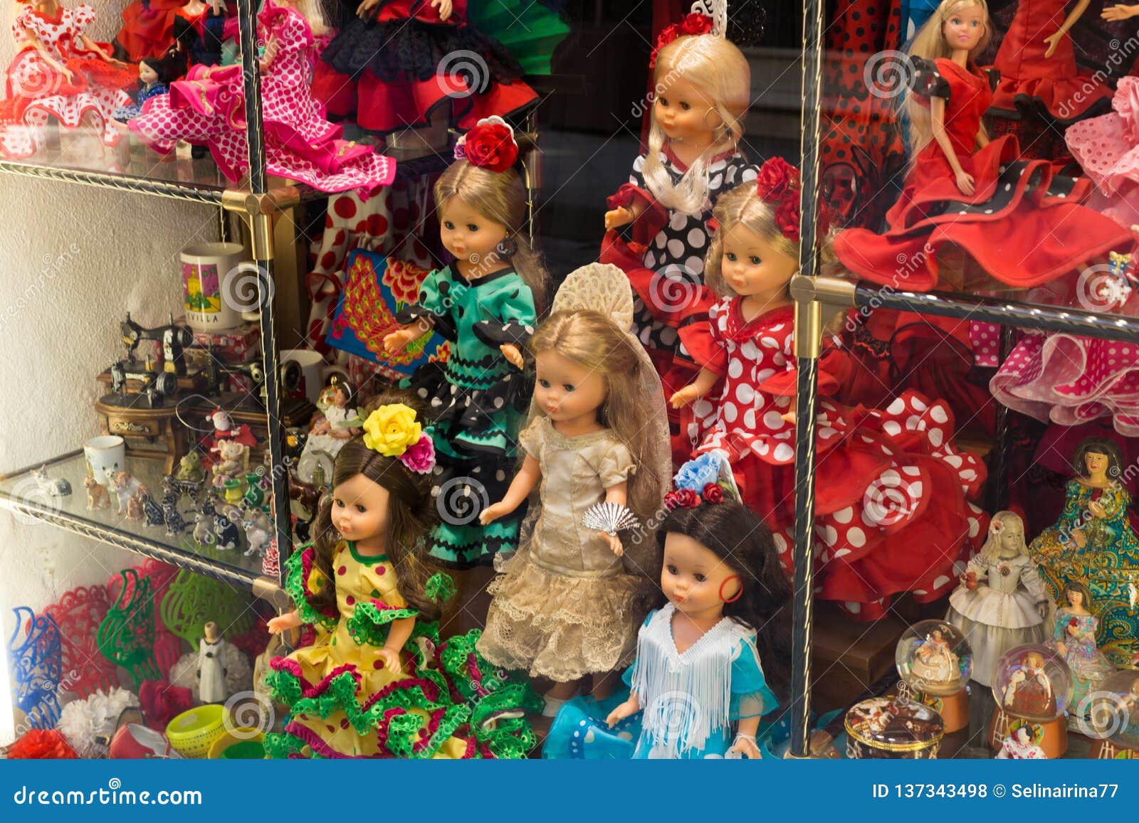 Muñecas En Los Vestidos Para La Danza Del Flamenco, Recuerdos En La Tienda En España Foto de archivo editorial - Imagen de españa, muñecas: 137343498