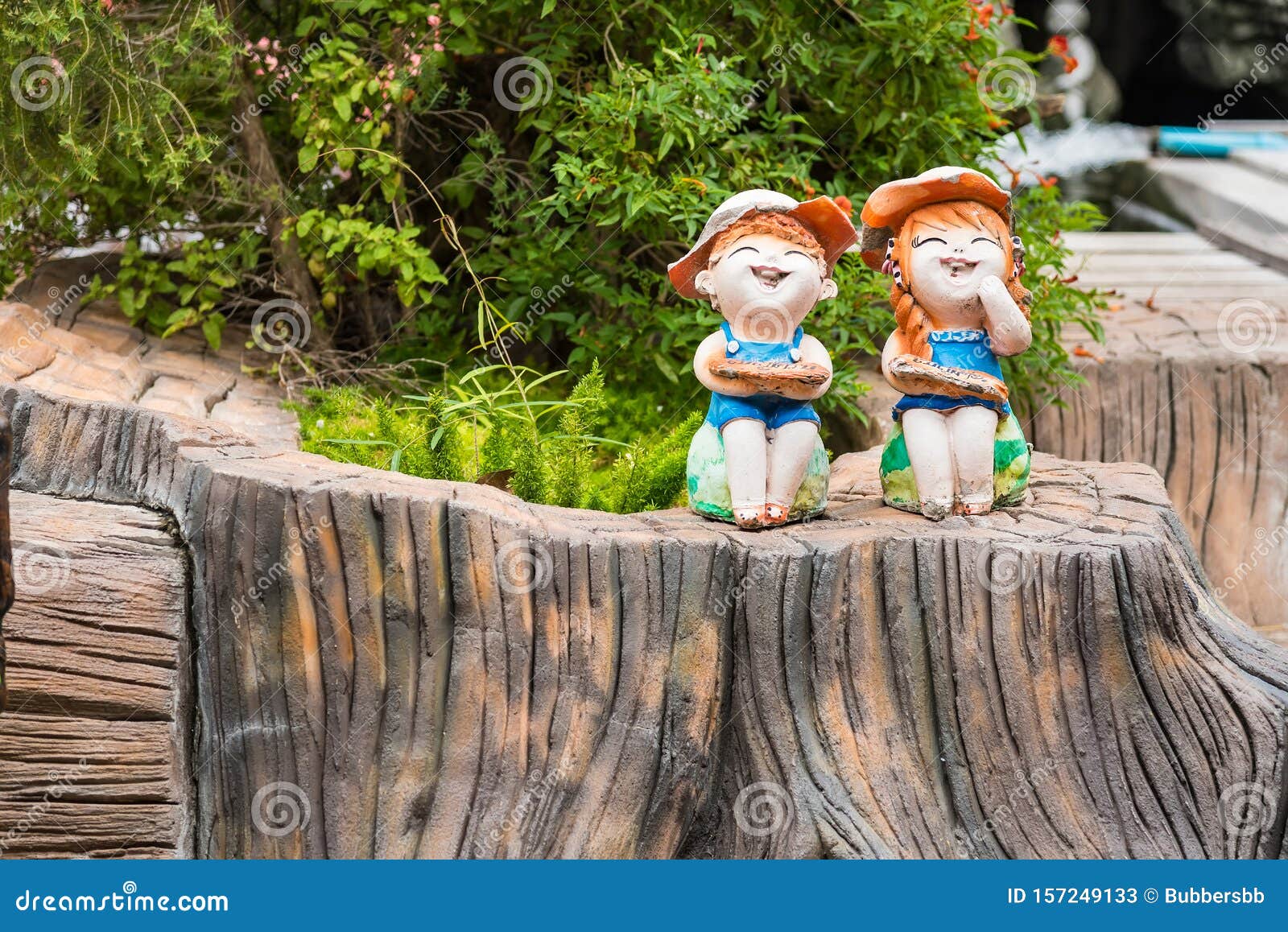 Muñecas Felices Hechas De Barro Cocido Decorando Un JardÃn Imagen de archivo - Imagen de earthenware, diseño: 157249133