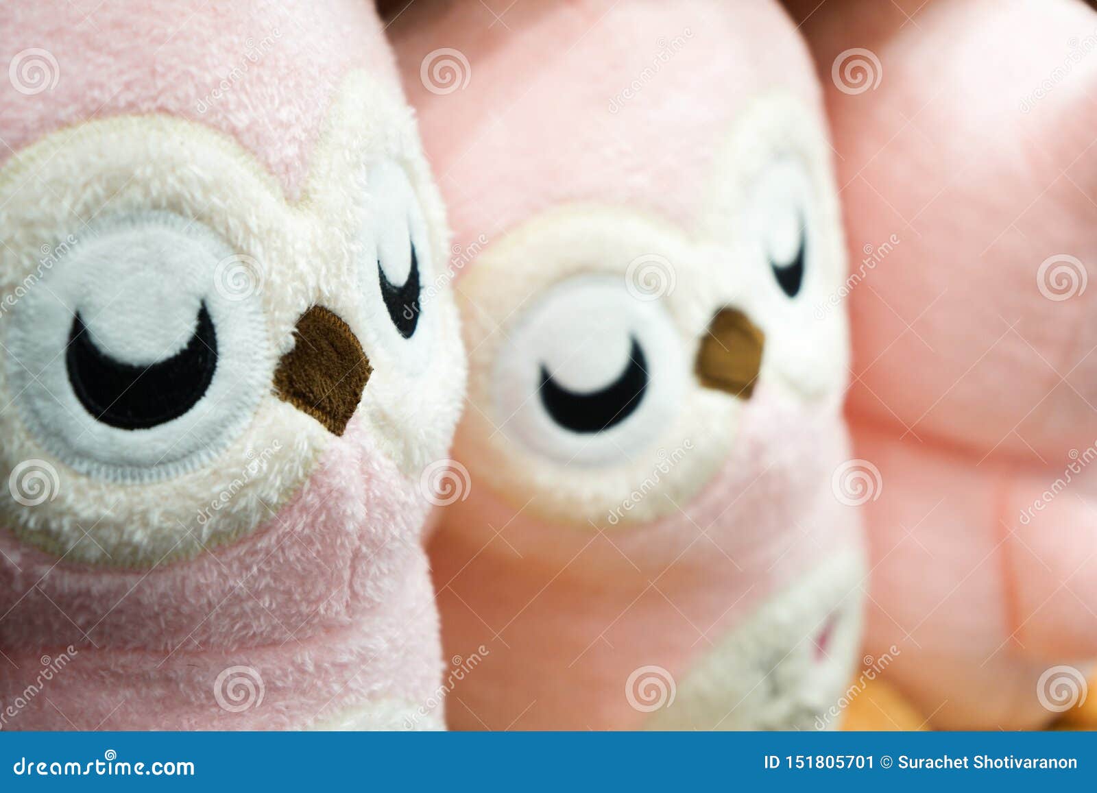 Muñecas Rosadas Bonitas Del Búho En La Fila En El Estante Aliste Para Las Ventas , Tailandia Imagen de archivo - Imagen de rosadas, estante: 151805701