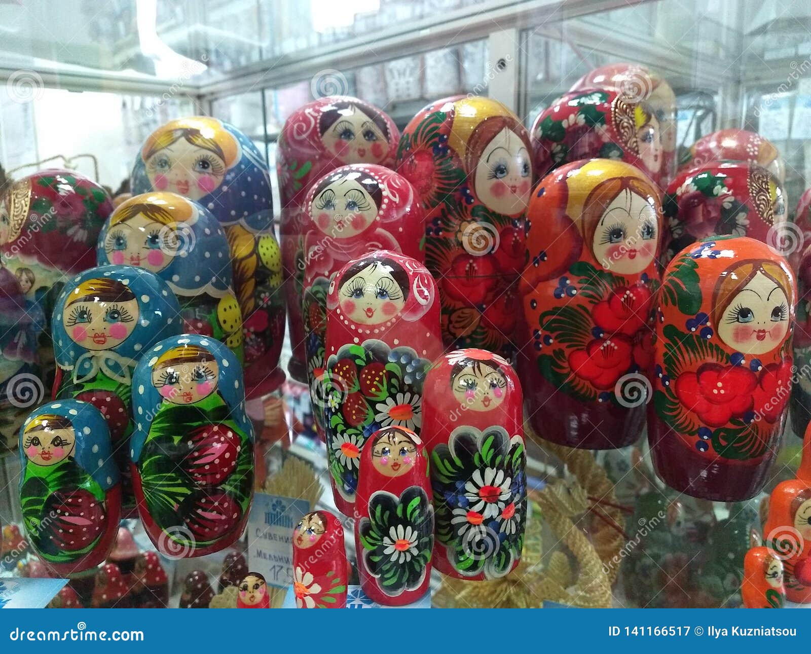 Muñecas Rusas En Venta En Una Ventana De La Tienda Fotografía editorial - Imagen de muñecas, tienda: 141166517