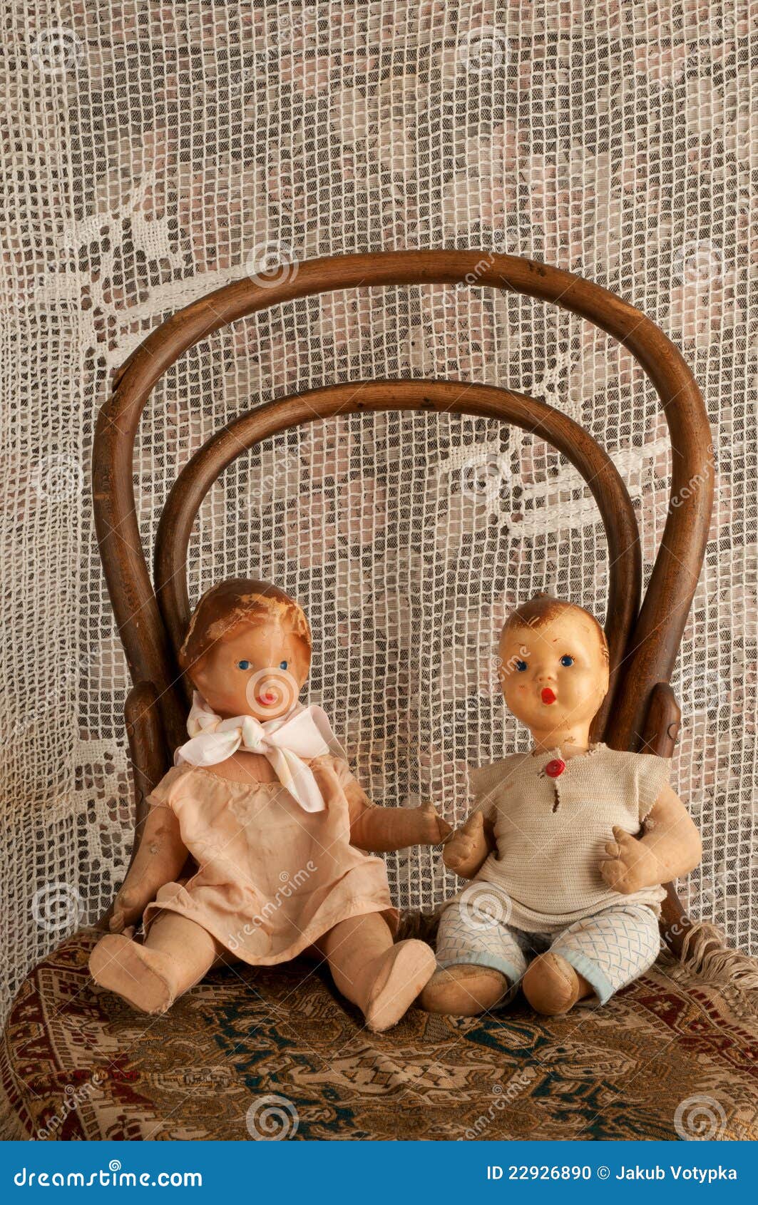 Muñecas Viejas Del Muchacho Y De La Muchacha En Una Silla Vieja Con Un Cordón Foto de archivo - Imagen de silla, vieja: 22926890