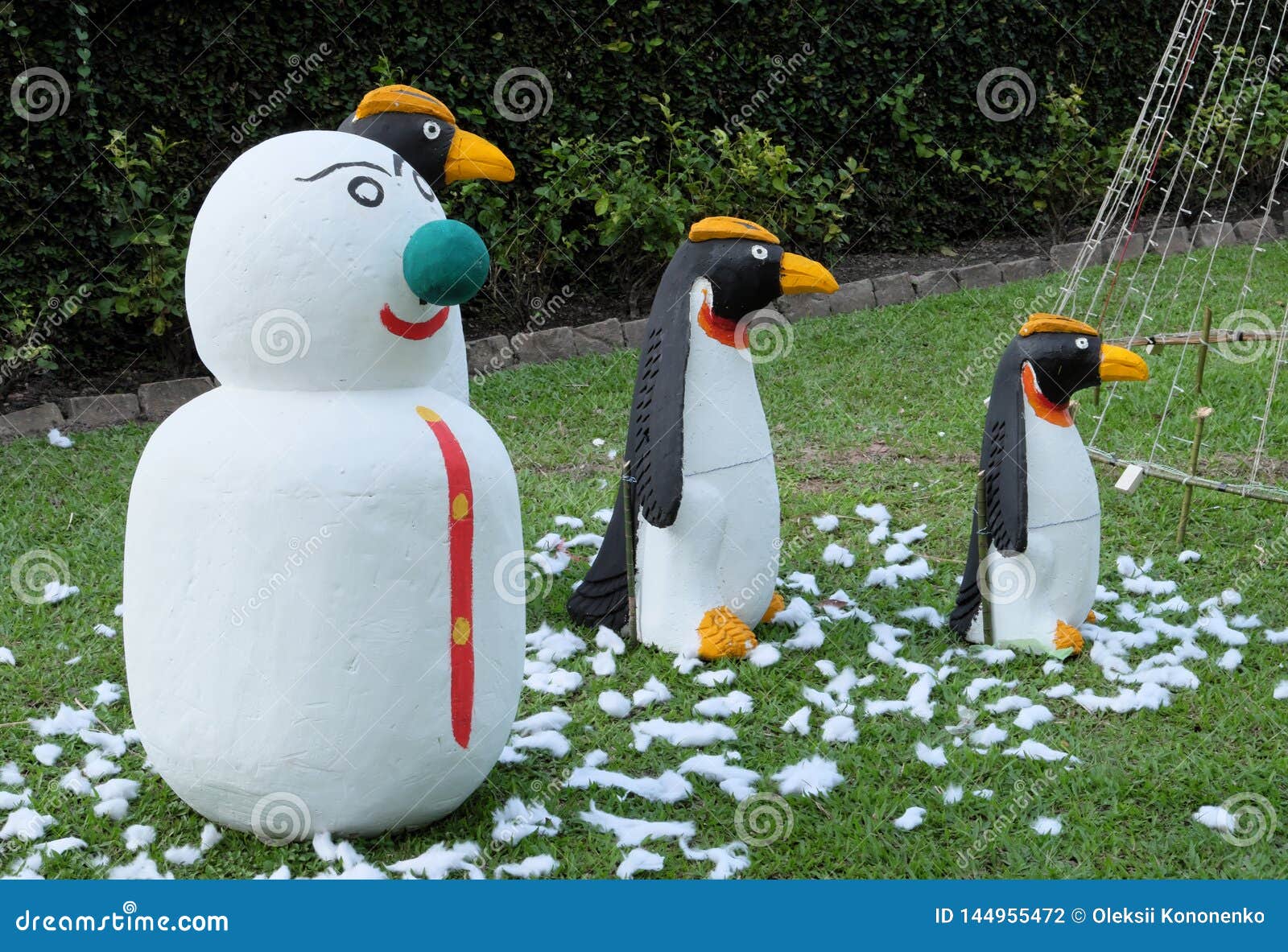 Muñeco De Nieve Y Tres Pingüinos En Un Césped Verde, Escultura Del JardÃn Foto de archivo - Imagen de jardín, tres: 144955472