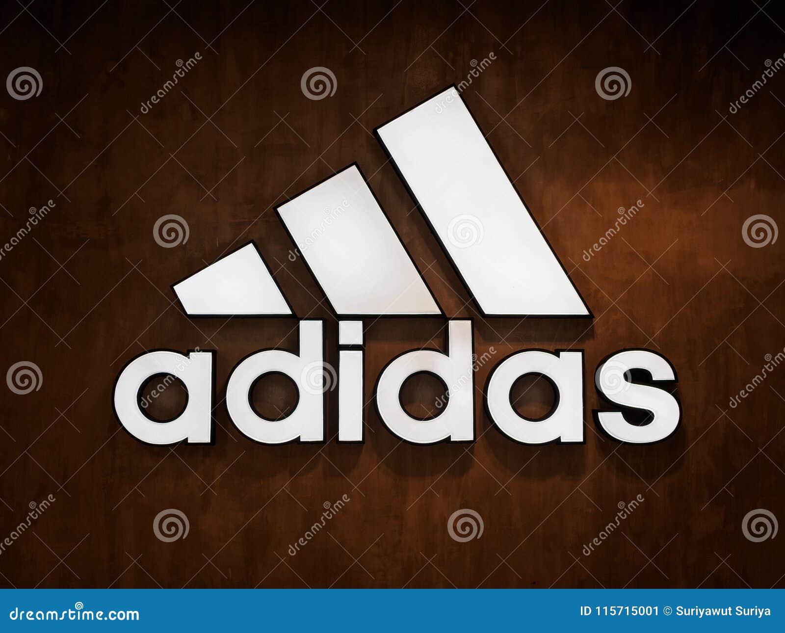 regla encima pirámide Muang, Nakhonratchasima/Tailandia - 27 De Abril De 2018: Logotipo De Adidas  Foto editorial - Imagen de calzado, internacional: 115715001